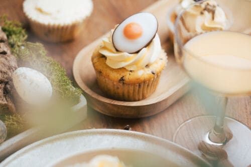 Saftige Eierlikör Cupcakes mit Schokostreuseln und cremigem Frosting. Ein einfaches Rezept für Osterbrunch, Kaffeetafel und Frühlingslaune.