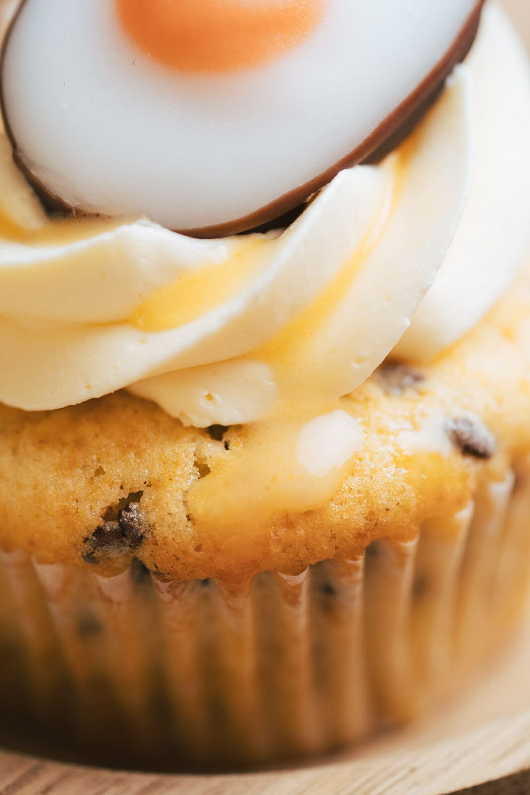 Eierlikoer Cupcakes2025 8 | Diese Eierlikör Cupcakes backen wir an Ostern jedes Jahr
Saftige Eierlikör Cupcakes mit Frosting, perfekt für eure Osterkaffeetafel
Unser Osterliebling aus dem Ofen, Eierlikör Cupcakes mit cremigem Frosting.