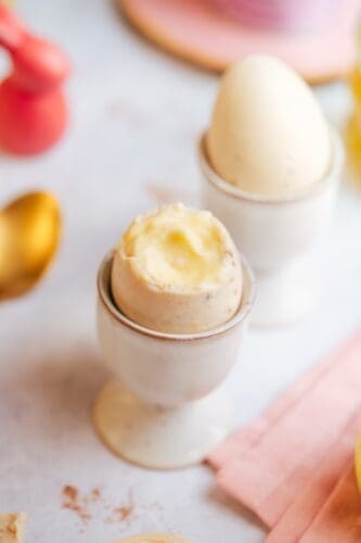 Gefüllte Schoko-Ostereier mit Dessertcreme | Das perfekte Osterdessert 9 Diese gefüllten Schoko-Ostereier mit cremiger Füllung sind das perfekte Dessert zu Ostern – schnell gemacht, vielseitig und richtig hübsch.