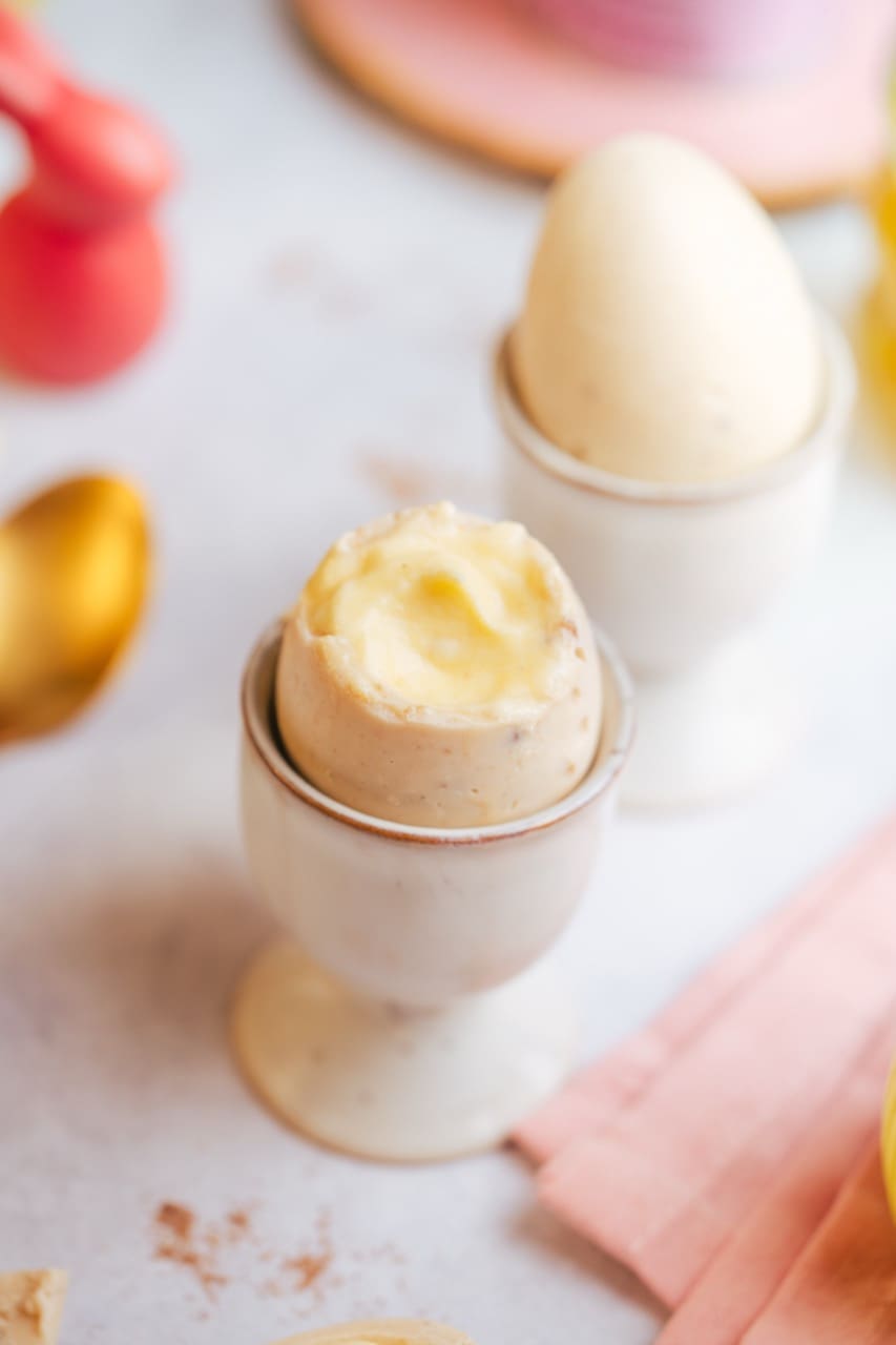 Gefüllte Schoko-Ostereier mit Dessertcreme | Das perfekte Osterdessert 4 Diese gefüllten Schoko-Ostereier mit cremiger Füllung sind das perfekte Dessert zu Ostern – schnell gemacht, vielseitig und richtig hübsch.