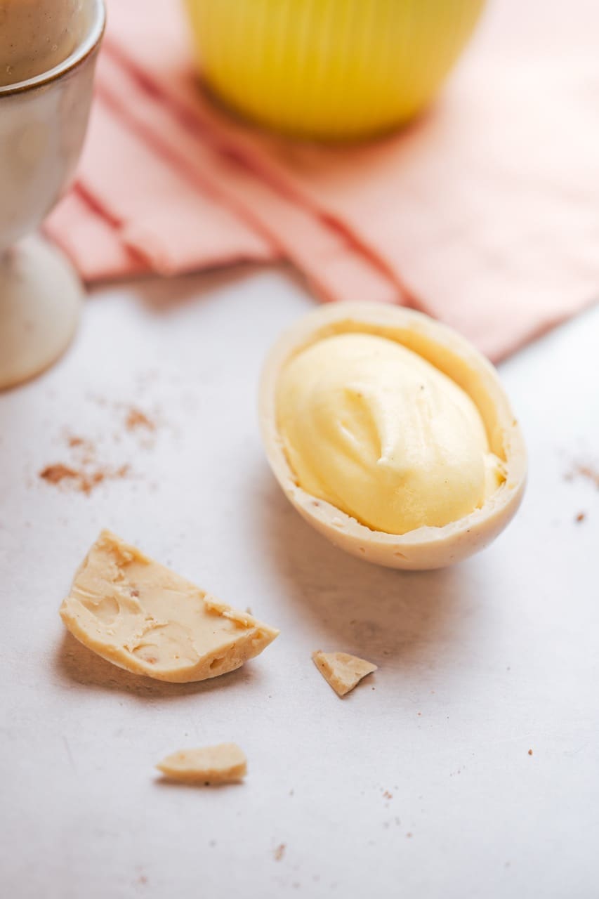 Gefüllte Schoko-Ostereier mit Dessertcreme | Das perfekte Osterdessert 2 Diese gefüllten Schoko-Ostereier mit cremiger Füllung sind das perfekte Dessert zu Ostern – schnell gemacht, vielseitig und richtig hübsch.