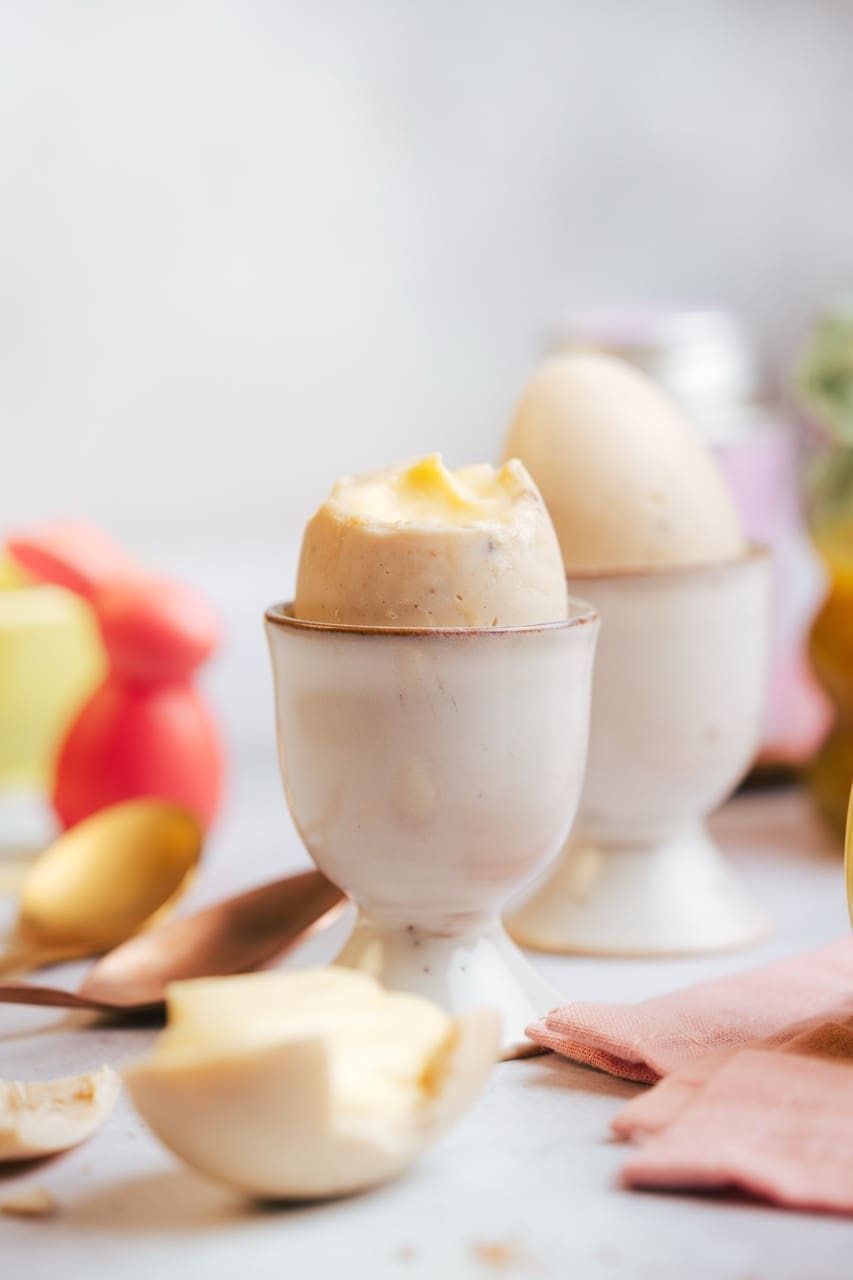 Gefüllte Schoko-Ostereier mit Dessertcreme | Das perfekte Osterdessert 6 Diese gefüllten Schoko-Ostereier mit cremiger Füllung sind das perfekte Dessert zu Ostern – schnell gemacht, vielseitig und richtig hübsch.