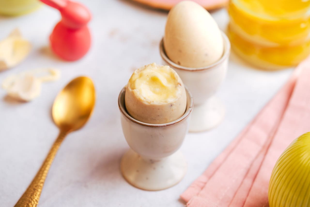 Gefüllte Schoko-Ostereier mit Dessertcreme | Das perfekte Osterdessert 3 Diese gefüllten Schoko-Ostereier mit cremiger Füllung sind das perfekte Dessert zu Ostern – schnell gemacht, vielseitig und richtig hübsch.