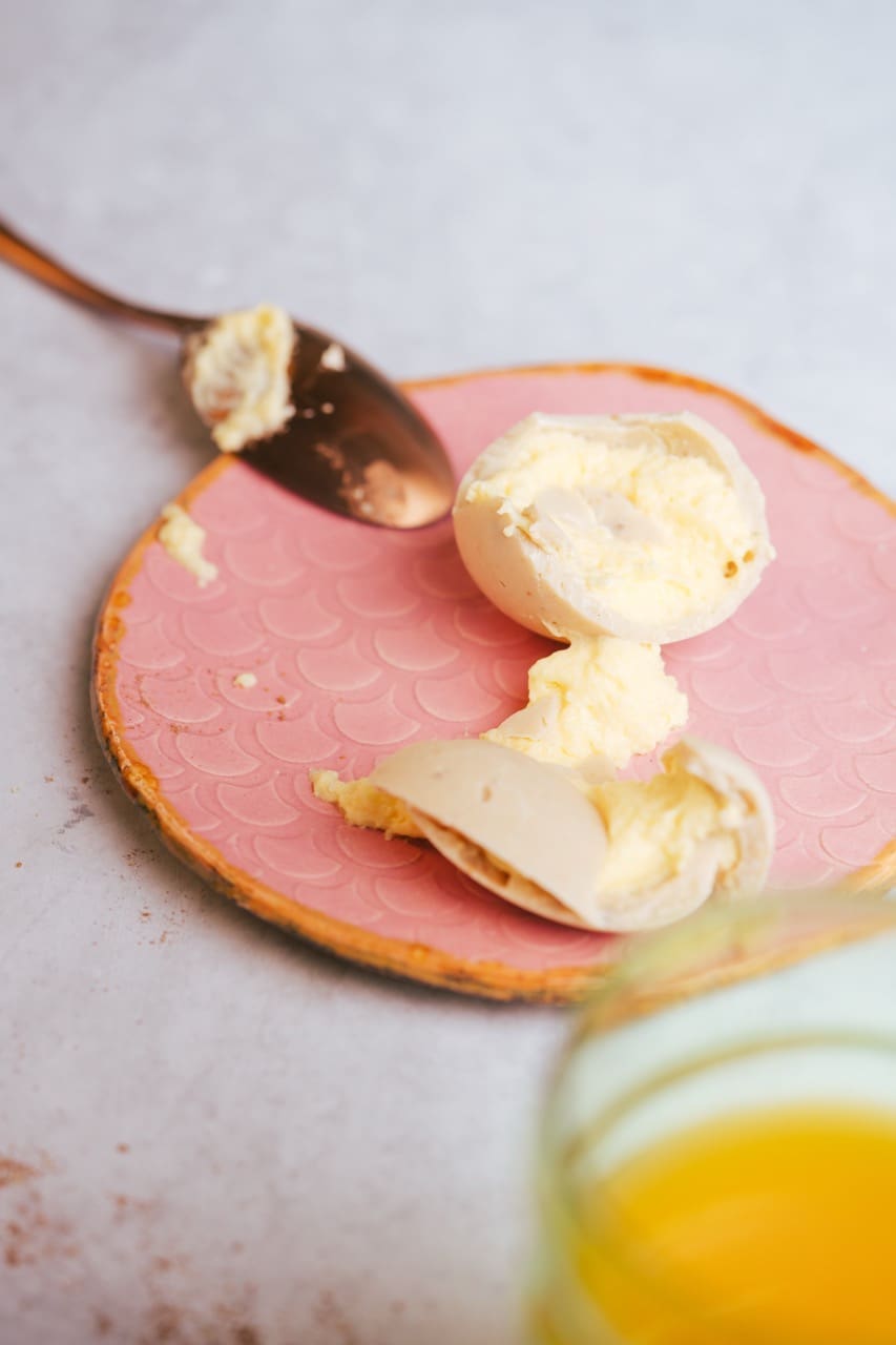 Gefüllte Schoko-Ostereier mit Dessertcreme | Das perfekte Osterdessert 7 Gross Schoko Ostereier 9 | Gefüllte Schoko-Ostereier sind die perfekte Dessertidee für euer Osterfest. Sie sehen nicht nur hübsch aus, sondern lassen sich auch super gut vorbereiten und können geschmacklich sogar ganz nach euren Vorstellungen angepasst werden. Mit weißer Schokolade, der feinen Gewürzmixtur Schokumami unseres Partners STAY SPICED ! und einer cremigen Füllung entsteht ein einfaches Oster-Dessert, das optisch und geschmacklich überrascht – ohne viel Aufwand.