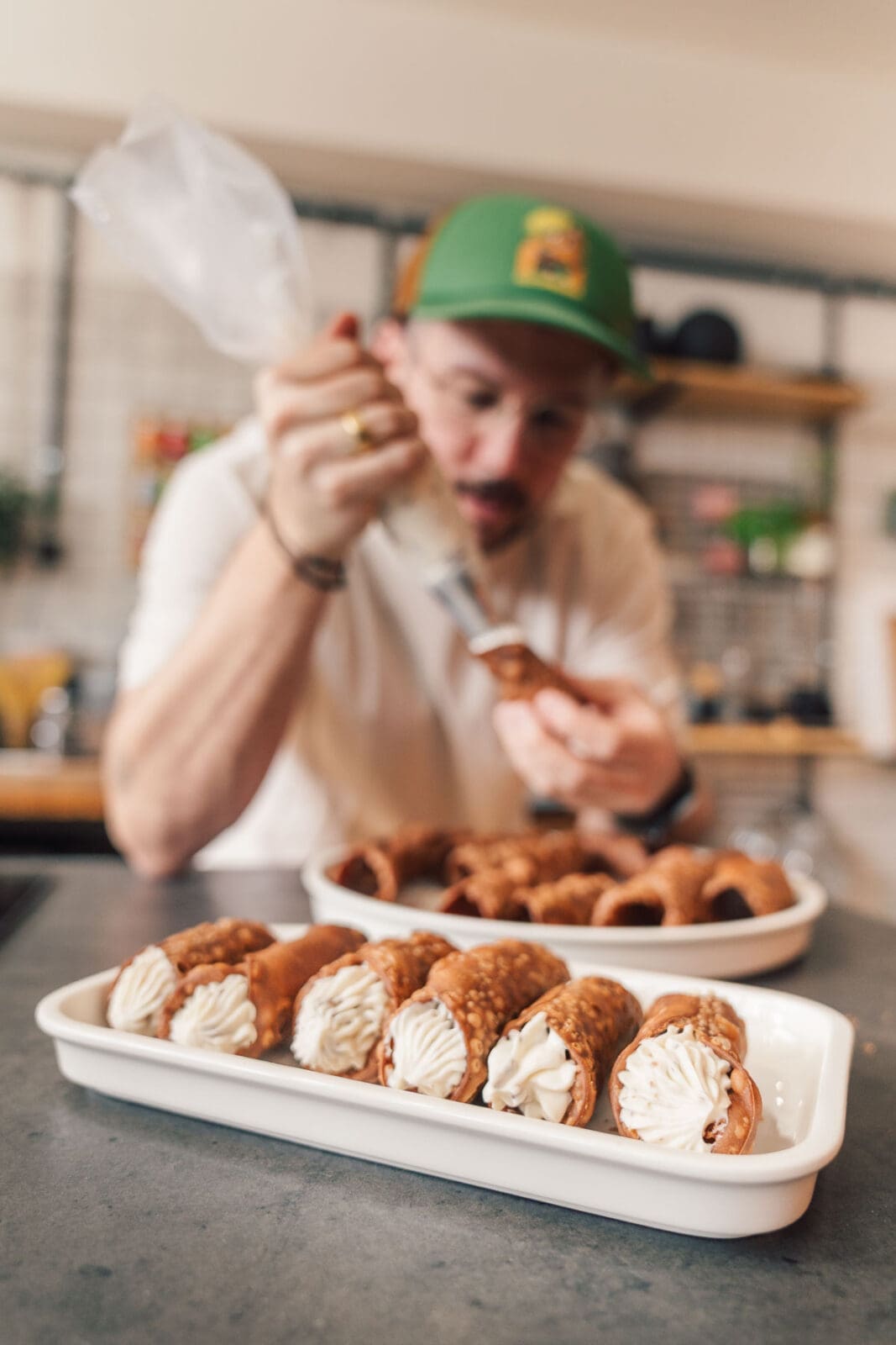 Original italienische Cannoli mit Ricotta-Amicelli-Füllung – knusprig, cremig & einfach selbst gemacht 15 Knusprig, cremig, himmlisch! Unsere Cannoli mit Ricotta und Ritter Sport Amicelli holen dir echtes Italien-Feeling in die Küche. Jetzt nachmachen!