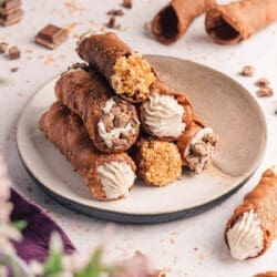 Original italienische Cannoli mit Ricotta-Amicelli-Füllung – knusprig, cremig & einfach selbst gemacht 23 Knusprig, cremig, himmlisch! Unsere Cannoli mit Ricotta und Ritter Sport Amicelli holen dir echtes Italien-Feeling in die Küche. Jetzt nachmachen!