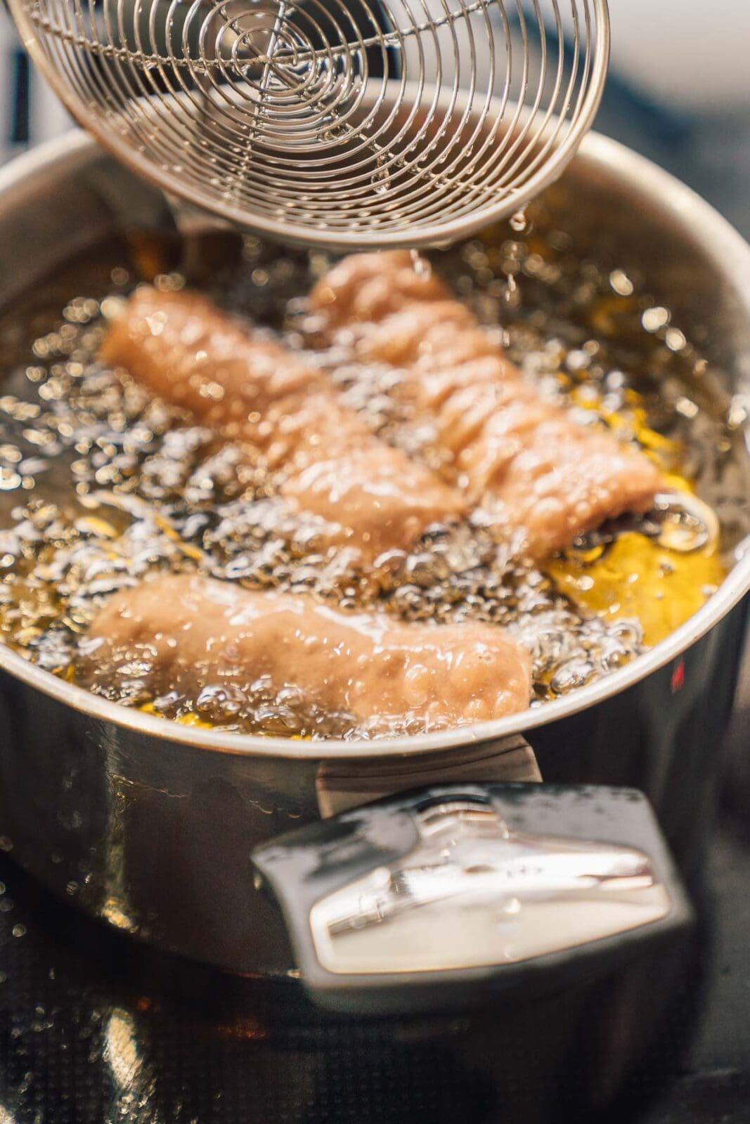 Original italienische Cannoli mit Ricotta-Amicelli-Füllung – knusprig, cremig & einfach selbst gemacht 11 Knusprig, cremig, himmlisch! Unsere Cannoli mit Ricotta und Ritter Sport Amicelli holen dir echtes Italien-Feeling in die Küche. Jetzt nachmachen!