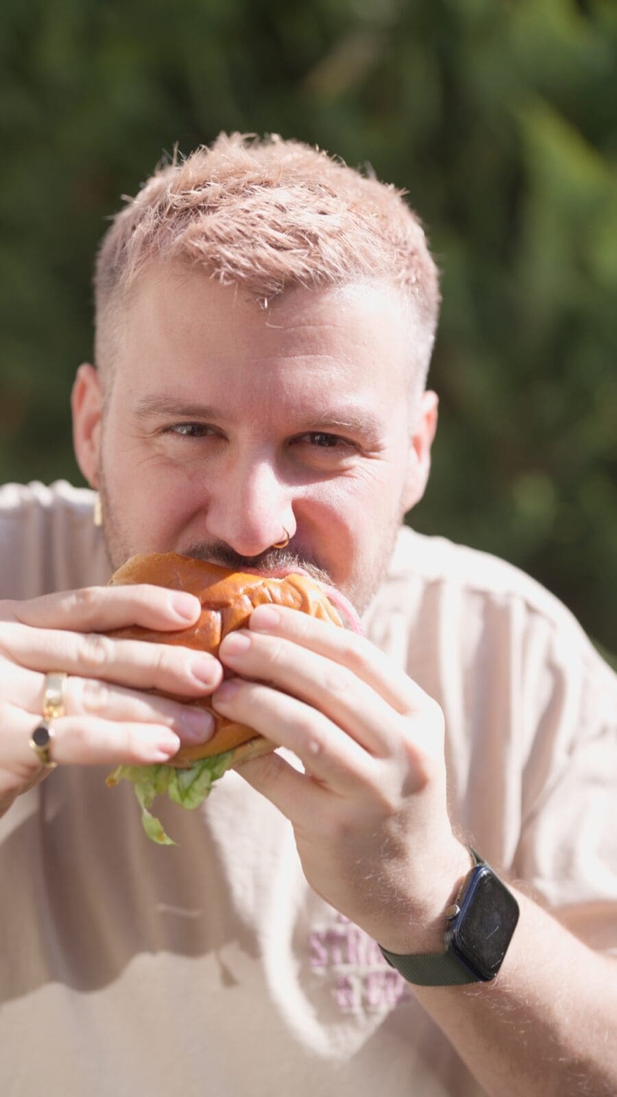 Flambierter Limburger Burger zum BBQ Day: würzig, cremig, mit Pickled Onions & Honig-Senf-Sauce. Jetzt das Rezept entdecken & losgrillen!