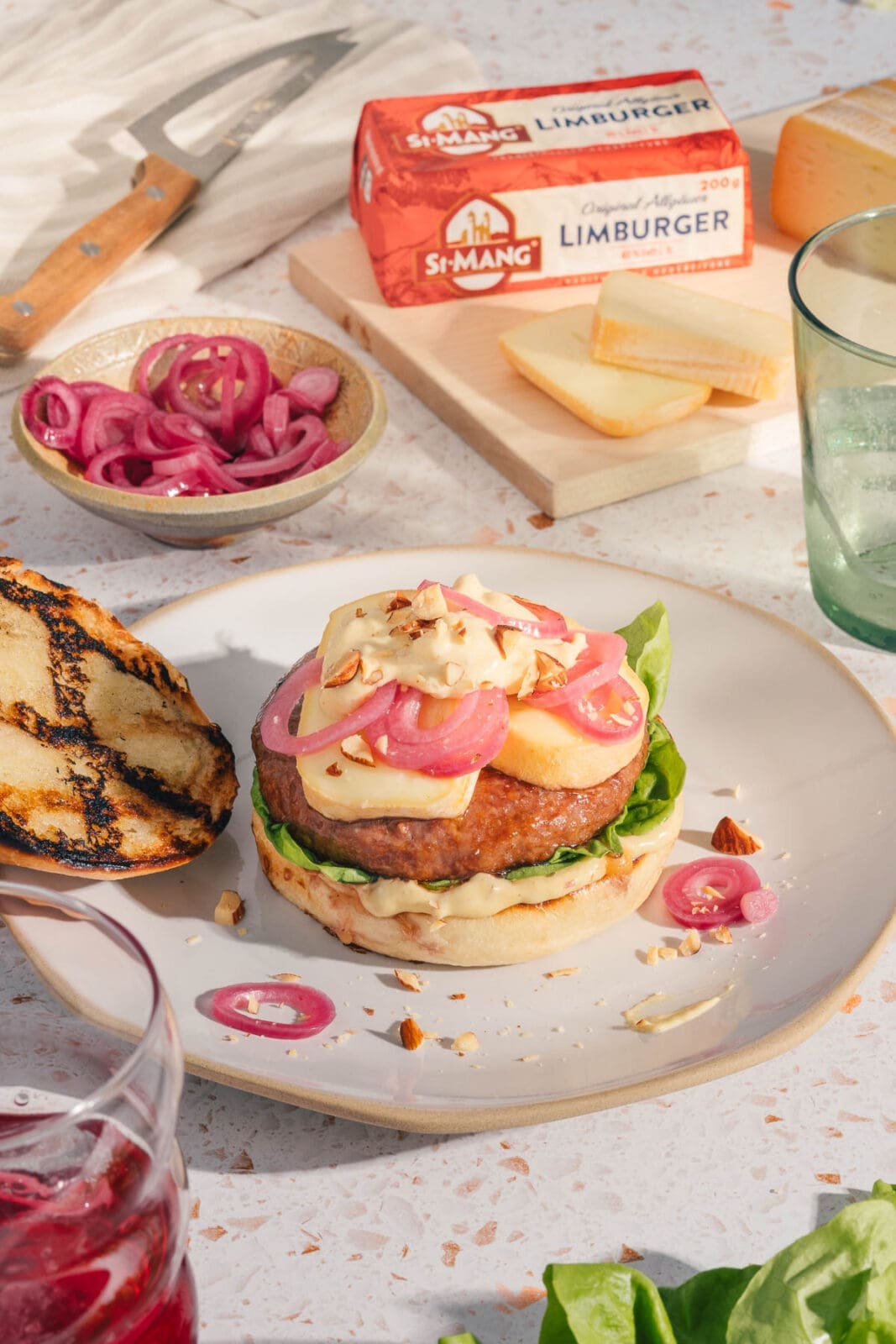 Der etwas andere Burger. Mit St.Mang Limburger, einer Honig-Senf-Sauce mit Rauchmandeln und gepickelten Zwiebeln. Perfekt zur Grillsaison.