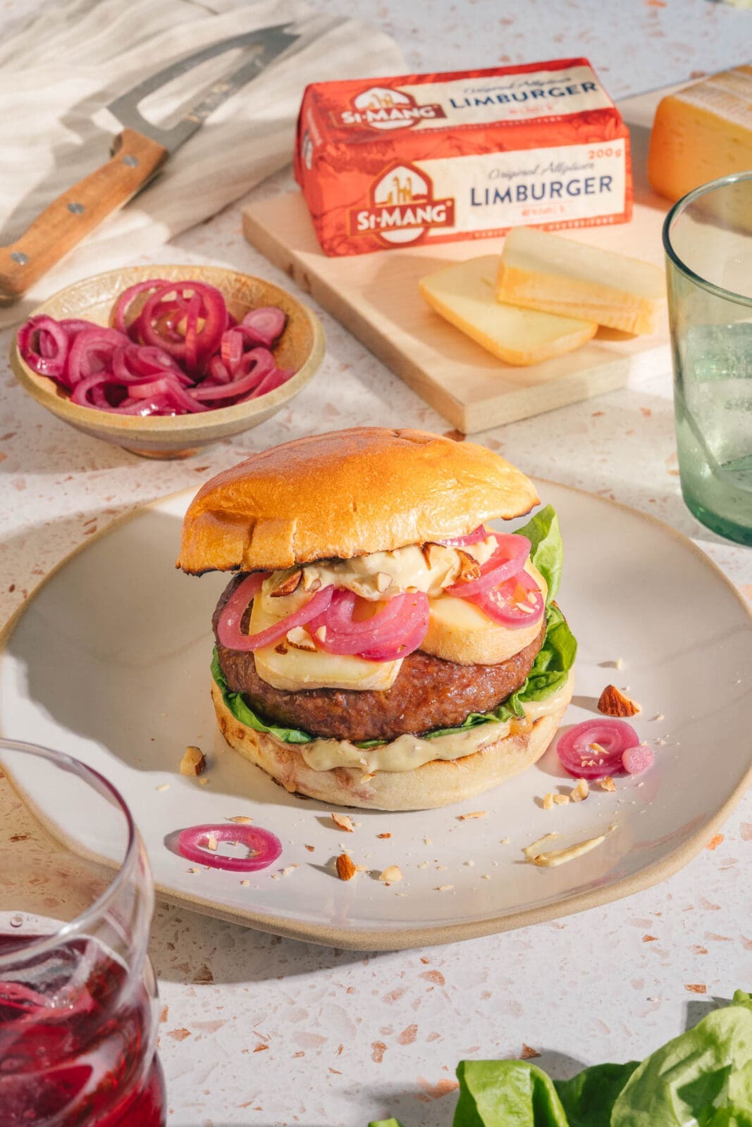 Der etwas andere Burger. Mit St.Mang Limburger, einer Honig-Senf-Sauce mit Rauchmandeln und gepickelten Zwiebeln. Perfekt zur Grillsaison.