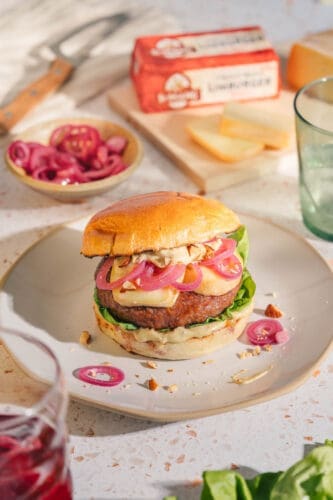 Flambierter Limburger Burger | zum National BBQ Day 12 Flambierter Limburger Burger zum BBQ Day: würzig, cremig, mit Pickled Onions & Honig-Senf-Sauce. Jetzt das Rezept entdecken & losgrillen!