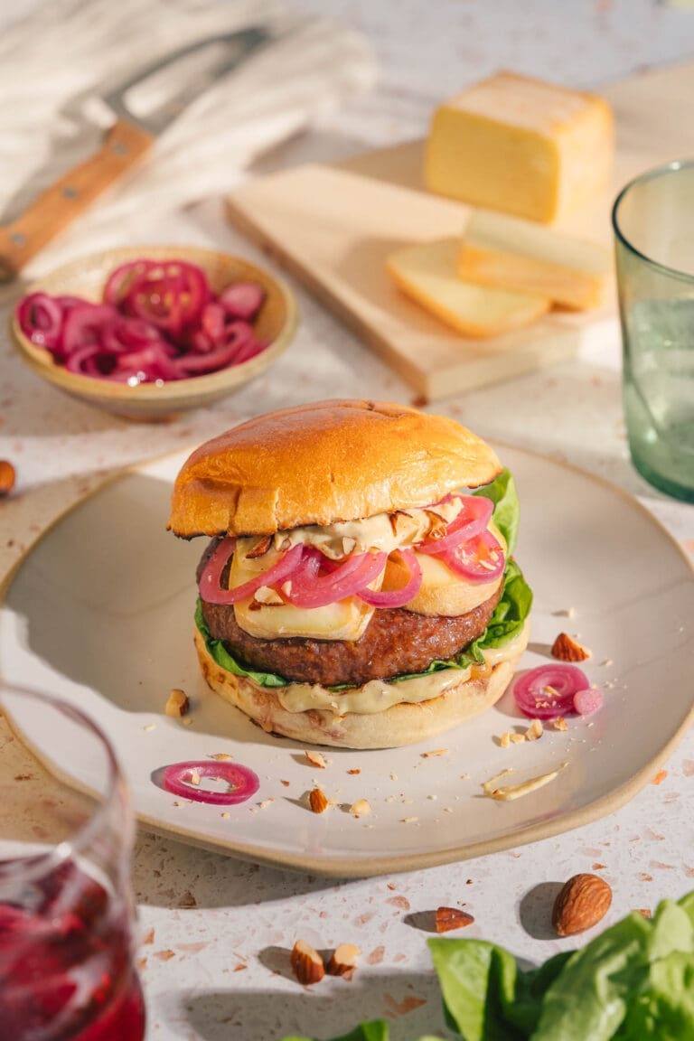 Grillen & Sommerküche: Unsere besten Rezepte für die Grillsaison 11 Flambierter Limburger Burger zum BBQ Day: würzig, cremig, mit Pickled Onions & Honig-Senf-Sauce. Jetzt das Rezept entdecken & losgrillen!