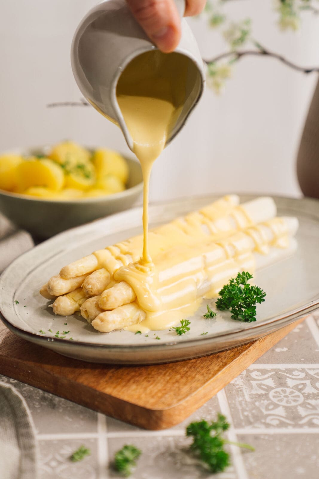 Ihr wollt Sauce Hollandaise selber machen – cremig, buttrig und garantiert gelingsicher? Hier unser einfaches Rezept – mit oder ohne Maschine!