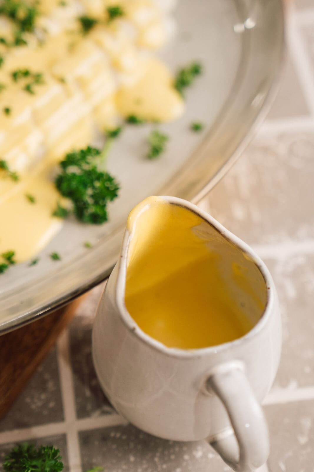 Ihr wollt Sauce Hollandaise selber machen – cremig, buttrig und garantiert gelingsicher? Hier unser einfaches Rezept – mit oder ohne Maschine!