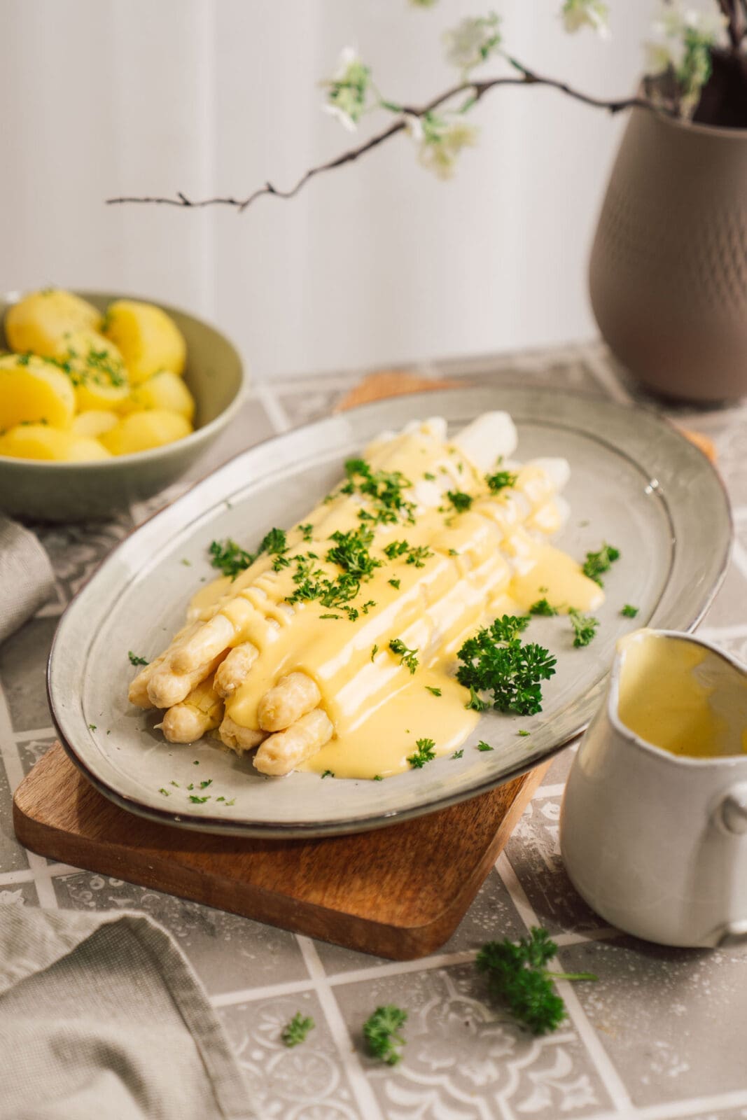 Ihr wollt Sauce Hollandaise selber machen – cremig, buttrig und garantiert gelingsicher? Hier unser einfaches Rezept – mit oder ohne Maschine!