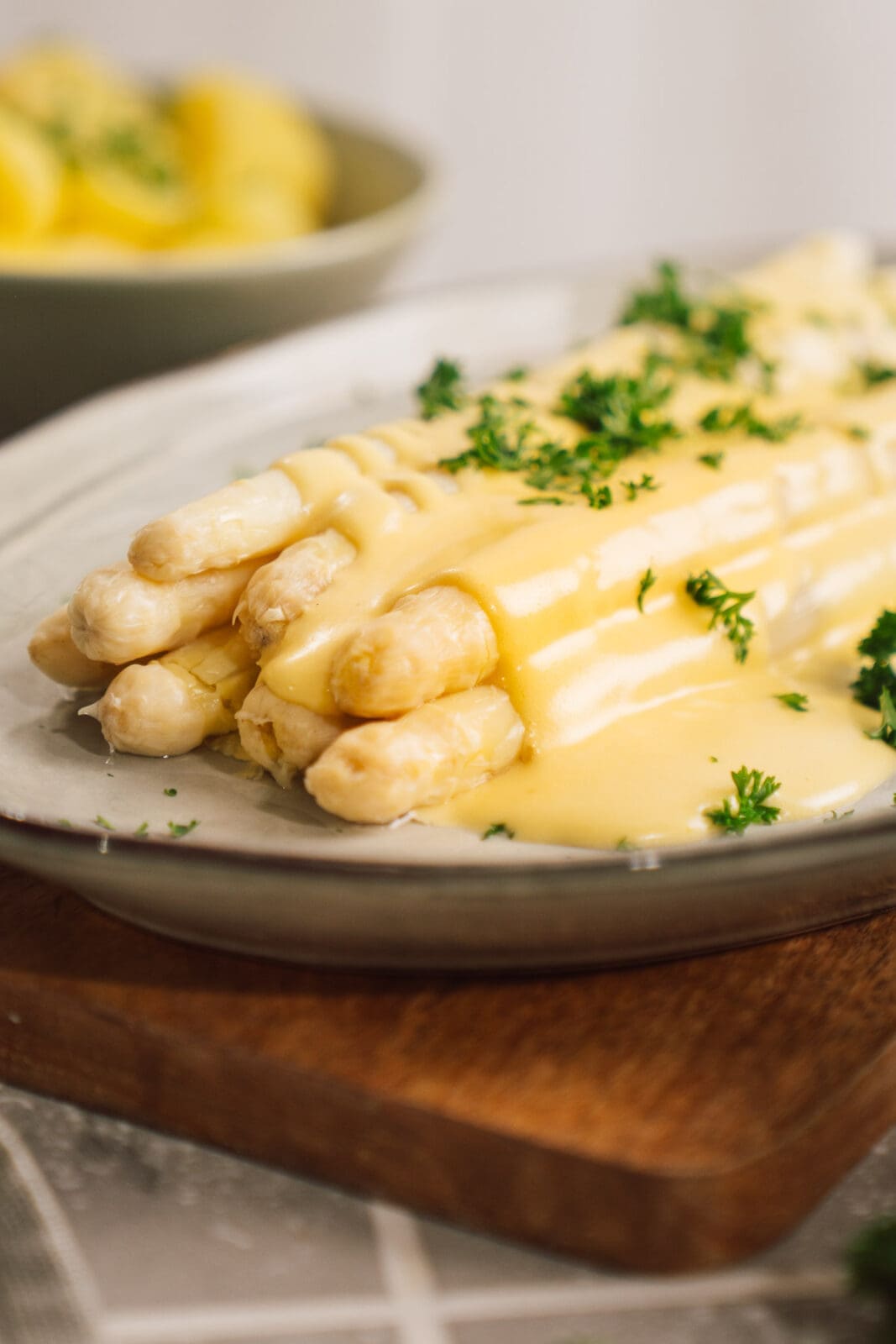 Ihr wollt Sauce Hollandaise selber machen – cremig, buttrig und garantiert gelingsicher? Hier unser einfaches Rezept – mit oder ohne Maschine!