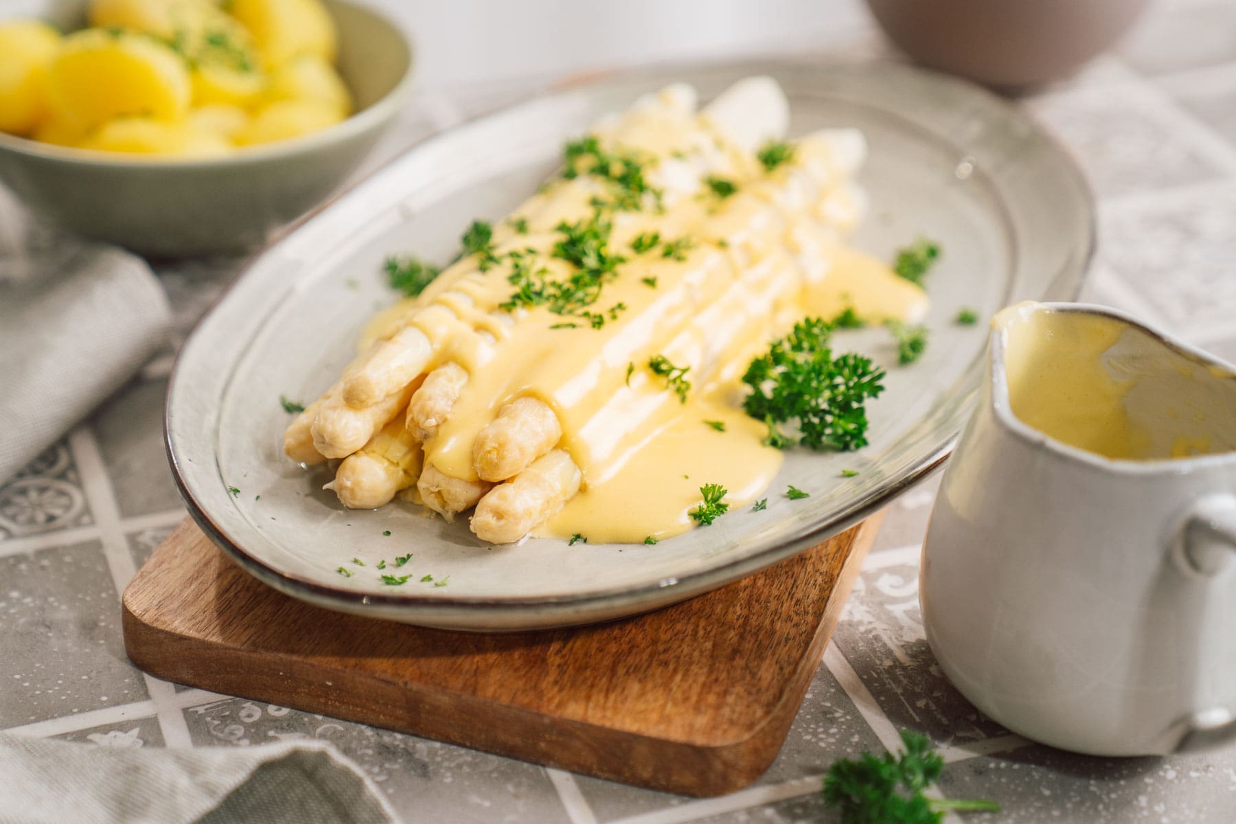 Ihr wollt Sauce Hollandaise selber machen – cremig, buttrig und garantiert gelingsicher? Hier unser einfaches Rezept – mit oder ohne Maschine!