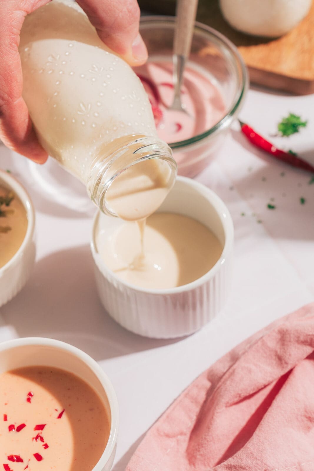 Cremiges Salatdressing nach altem Familienrezept: Mit aromatischer Brühe-Reduktion, Senf & Knoblauch. Einfach selbst gemacht!