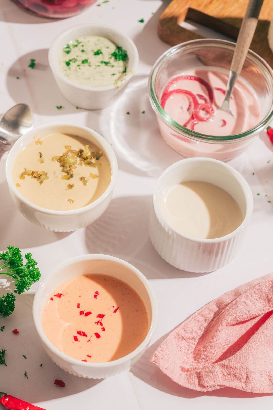 Cremiges Salatdressing nach altem Familienrezept: Mit aromatischer Brühe-Reduktion, Senf & Knoblauch. Einfach selbst gemacht!