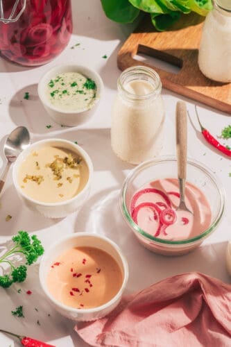 Cremiges Salatdressing nach altem Familienrezept 12 Cremiges Salatdressing nach altem Familienrezept: Mit aromatischer Brühe-Reduktion, Senf & Knoblauch. Einfach selbst gemacht!