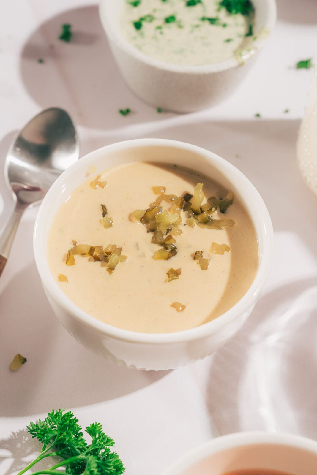 Cremiges Salatdressing nach altem Familienrezept: Mit aromatischer Brühe-Reduktion, Senf & Knoblauch. Einfach selbst gemacht!