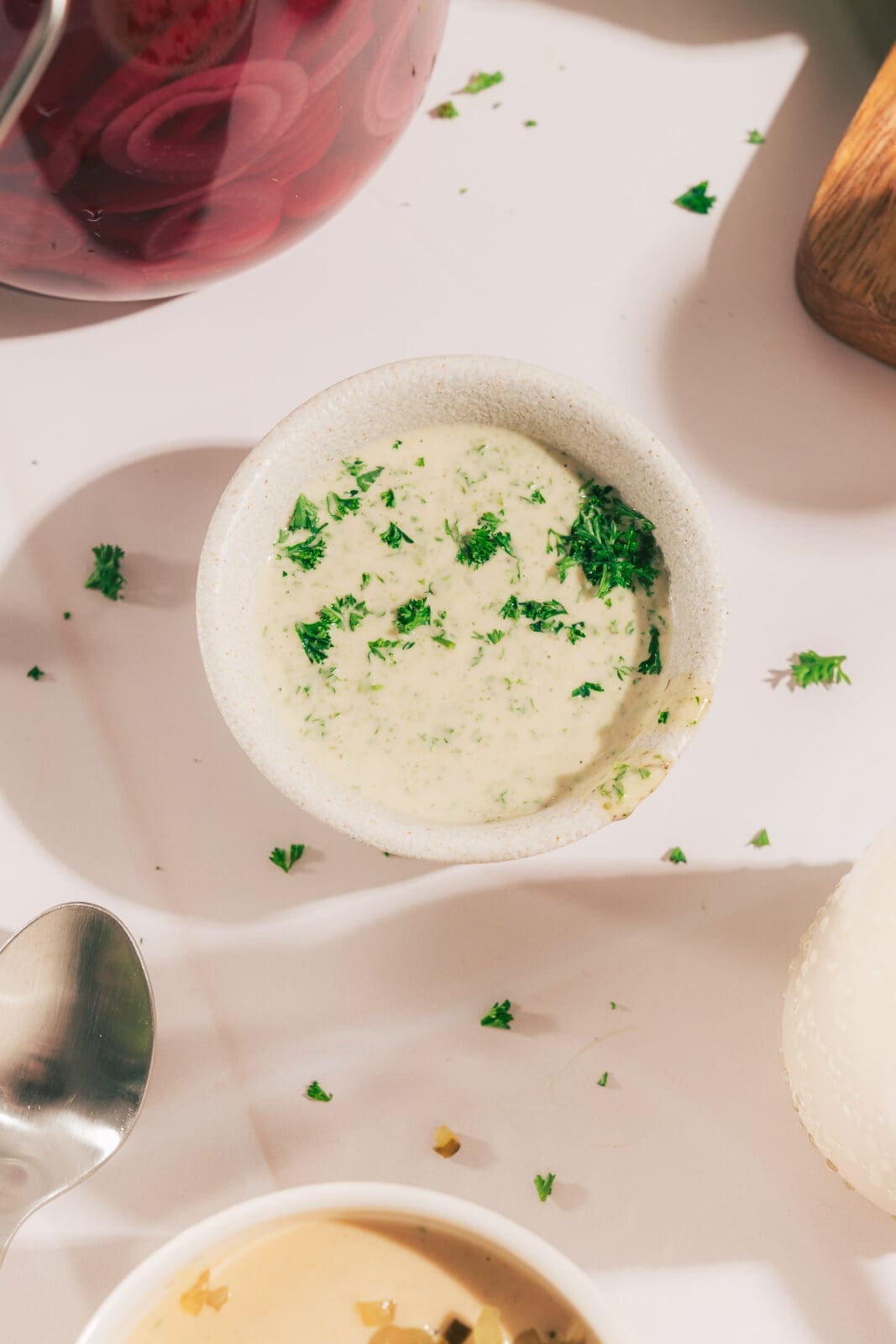 Cremiges Salatdressing nach altem Familienrezept: Mit aromatischer Brühe-Reduktion, Senf & Knoblauch. Einfach selbst gemacht!