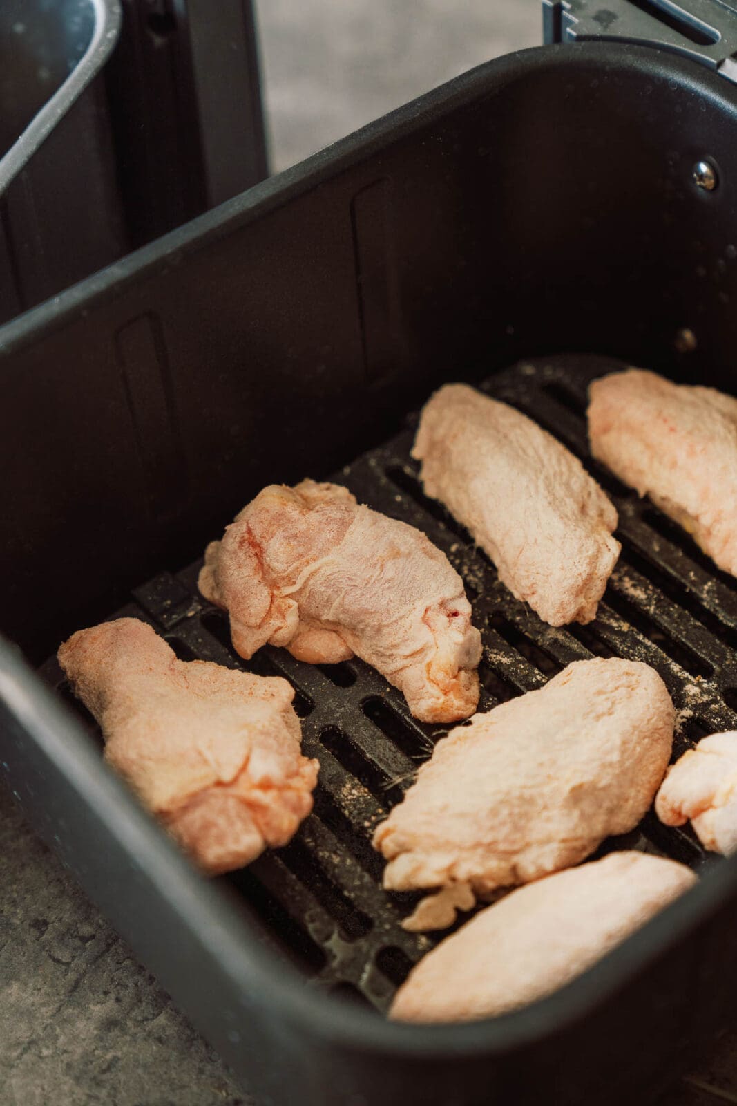 Entdecke unser Originalrezept für knusprige Hot Wings Buffalo Style aus der Heißluftfritteuse mit legendärer scharfer Sauce. Einfach & lecker!