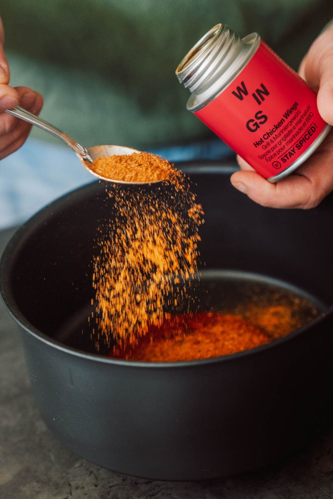 Entdecke unser Originalrezept für knusprige Hot Wings Buffalo Style aus der Heißluftfritteuse mit legendärer scharfer Sauce. Einfach & lecker!