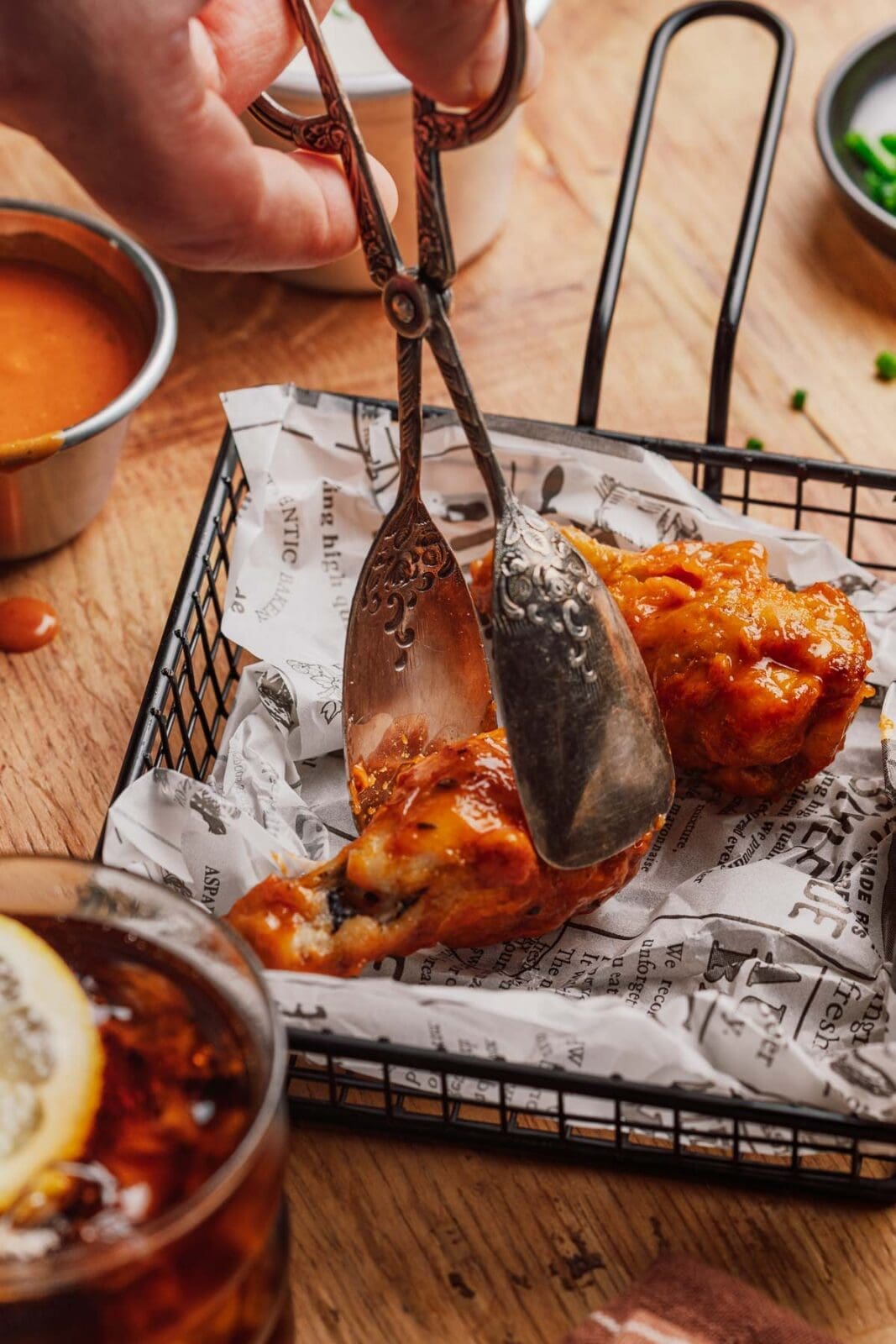 Entdecke unser Originalrezept für knusprige Hot Wings Buffalo Style aus der Heißluftfritteuse mit legendärer scharfer Sauce. Einfach & lecker!