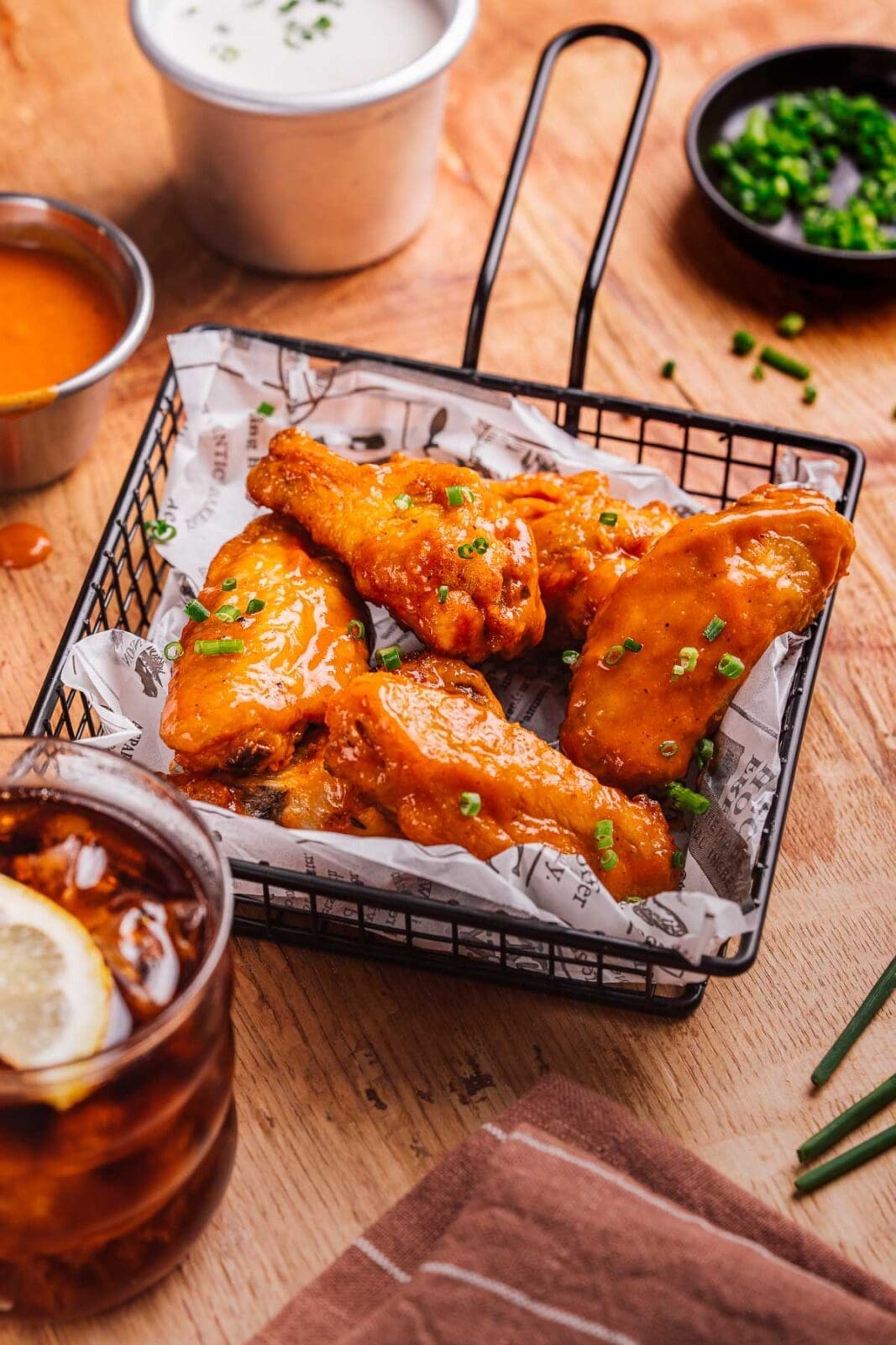 Entdecke unser Originalrezept für knusprige Hot Wings Buffalo Style aus der Heißluftfritteuse mit legendärer scharfer Sauce. Einfach & lecker!