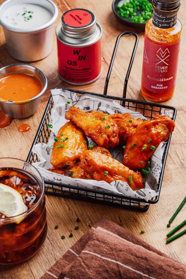 Entdecke unser Originalrezept für knusprige Hot Wings Buffalo Style aus der Heißluftfritteuse mit legendärer scharfer Sauce. Einfach & lecker!