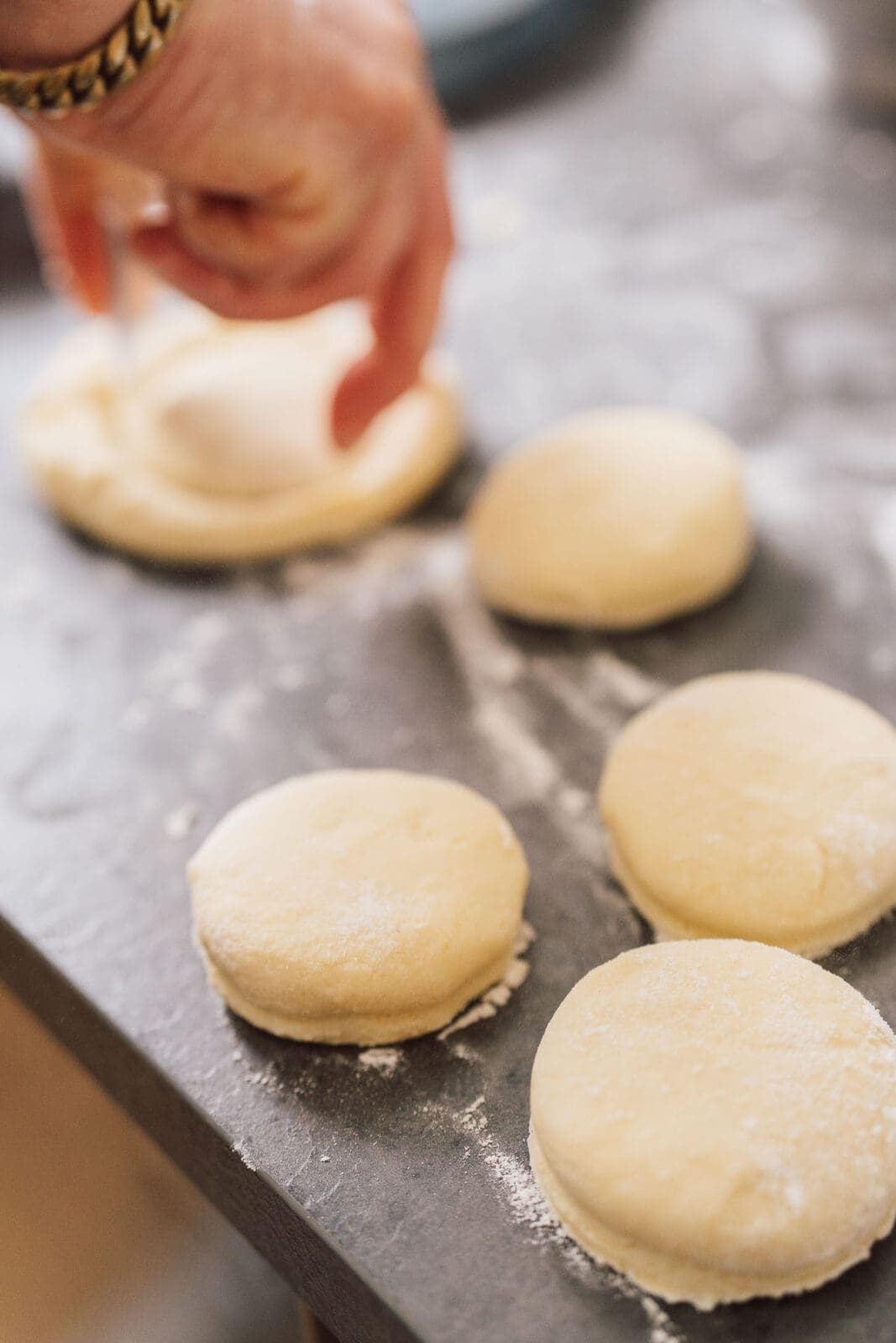 Unser Frühlingshighlight: Scones aus der Heißluftfritteuse mit schnellem Rhabarberkompott und aufgeschlagener Nussbutter. Ein Traum!