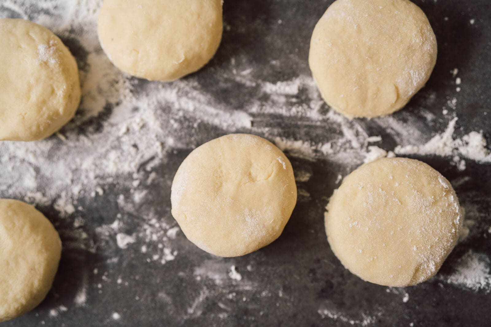 Scones Heissluftfriteusse 2 | Habt ihr auch manchmal das Gefühl, es muss einfach etwas Besonderes auf den Tisch? Etwas, das nicht nur lecker schmeckt, sondern auch so richtig gut tut? Aber vor allem sollte es recht fix gehen. Für uns sind das ganz oft Scones aus der Heißluftfritteuse. Diese herrlich fluffigen leicht süßen Brötchen, die uns an eine unvergessliche Reise nach Irland erinnern. Vor einigen Jahren durften wir dort bei einer Milchbauernfamilie zu Gast sein. Mitten auf dem Land, in einer gemütlichen Bauernküche, wurden wir mit den frischsten, noch warmen Scones verwöhnt. Dazu gab es selbstgemachte, aufgeschlagene Butter von den eigenen Kühen und ein fruchtiges Kompott. Ein Traum!