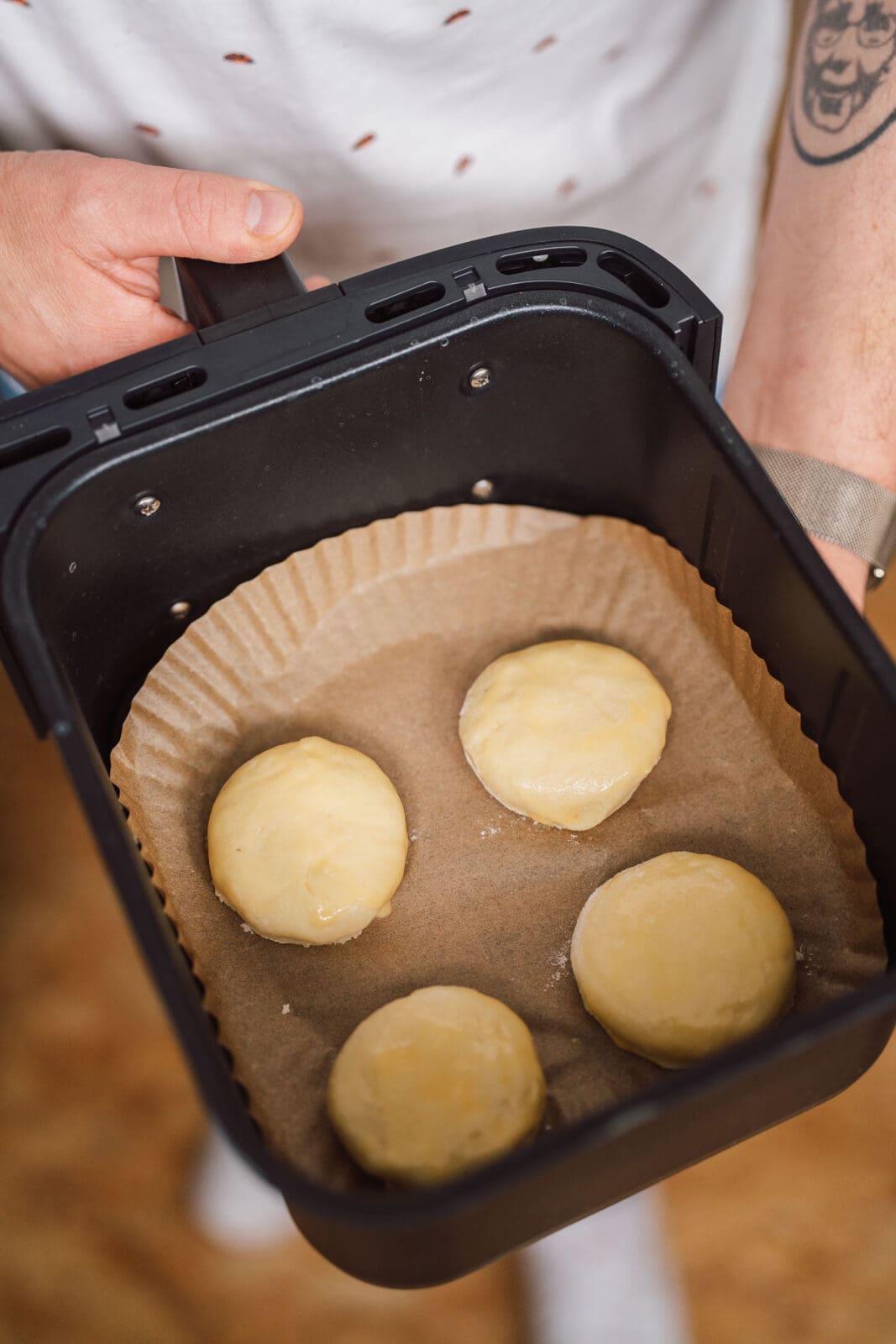 Scones Heissluftfriteusse 3 | Habt ihr auch manchmal das Gefühl, es muss einfach etwas Besonderes auf den Tisch? Etwas, das nicht nur lecker schmeckt, sondern auch so richtig gut tut? Aber vor allem sollte es recht fix gehen. Für uns sind das ganz oft Scones aus der Heißluftfritteuse. Diese herrlich fluffigen leicht süßen Brötchen, die uns an eine unvergessliche Reise nach Irland erinnern. Vor einigen Jahren durften wir dort bei einer Milchbauernfamilie zu Gast sein. Mitten auf dem Land, in einer gemütlichen Bauernküche, wurden wir mit den frischsten, noch warmen Scones verwöhnt. Dazu gab es selbstgemachte, aufgeschlagene Butter von den eigenen Kühen und ein fruchtiges Kompott. Ein Traum!