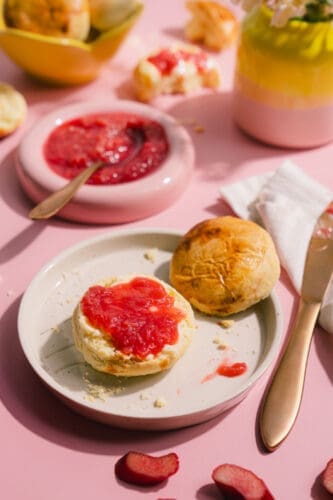 Unser Frühlingshighlight: Scones aus der Heißluftfritteuse mit schnellem Rhabarberkompott und aufgeschlagener Nussbutter. Ein Traum!