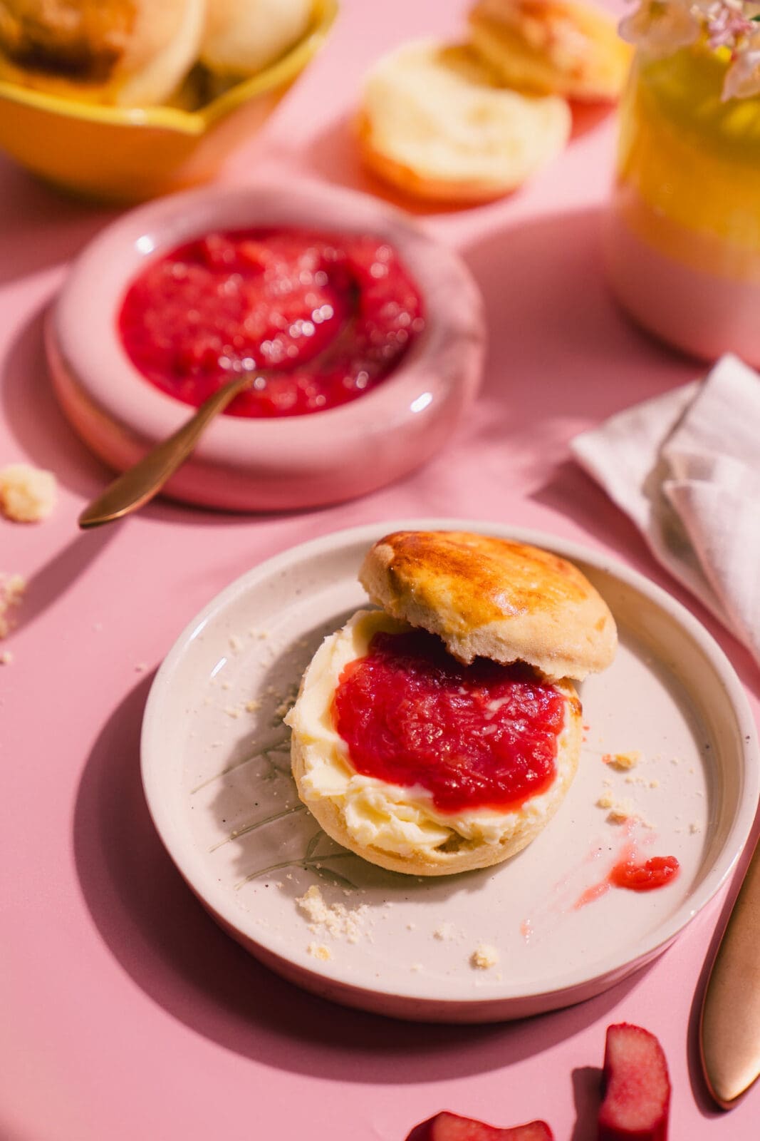 Unser Frühlingshighlight: Scones aus der Heißluftfritteuse mit schnellem Rhabarberkompott und aufgeschlagener Nussbutter. Ein Traum!