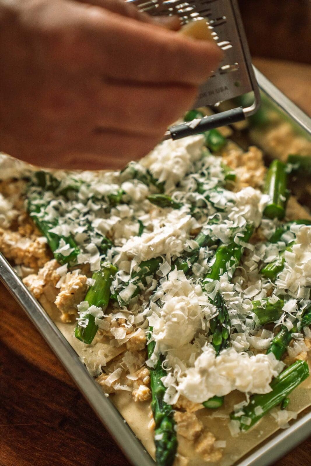 Grüne Spargel Lasagne mit Hähnchen-Bolognese 4 Entdeckt unsere Spargel Lasagne mit knackigem grünem Spargel & cremiger Hähnchen Bolognese. Ein frühlingshafter Genuss für alle Pastafans!