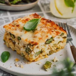 Entdeckt unsere Spargel Lasagne mit knackigem grünem Spargel & cremiger Hähnchen Bolognese. Ein frühlingshafter Genuss für alle Pastafans!