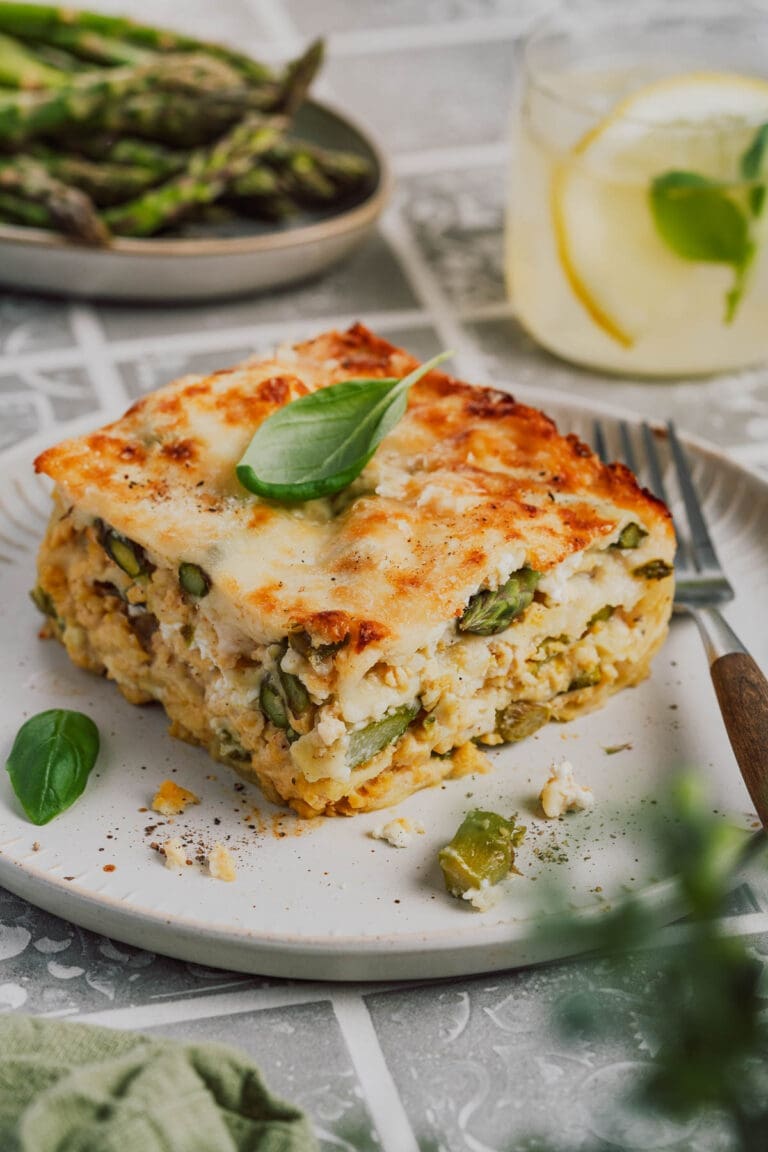 Grüne Spargel Lasagne mit Hähnchen-Bolognese frisch aus dem Ofen