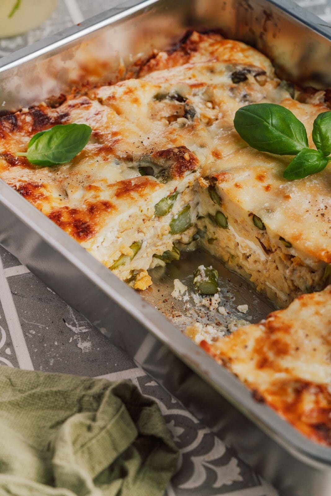Grüne Spargel Lasagne mit Hähnchen-Bolognese 10 Entdeckt unsere Spargel Lasagne mit knackigem grünem Spargel & cremiger Hähnchen Bolognese. Ein frühlingshafter Genuss für alle Pastafans!