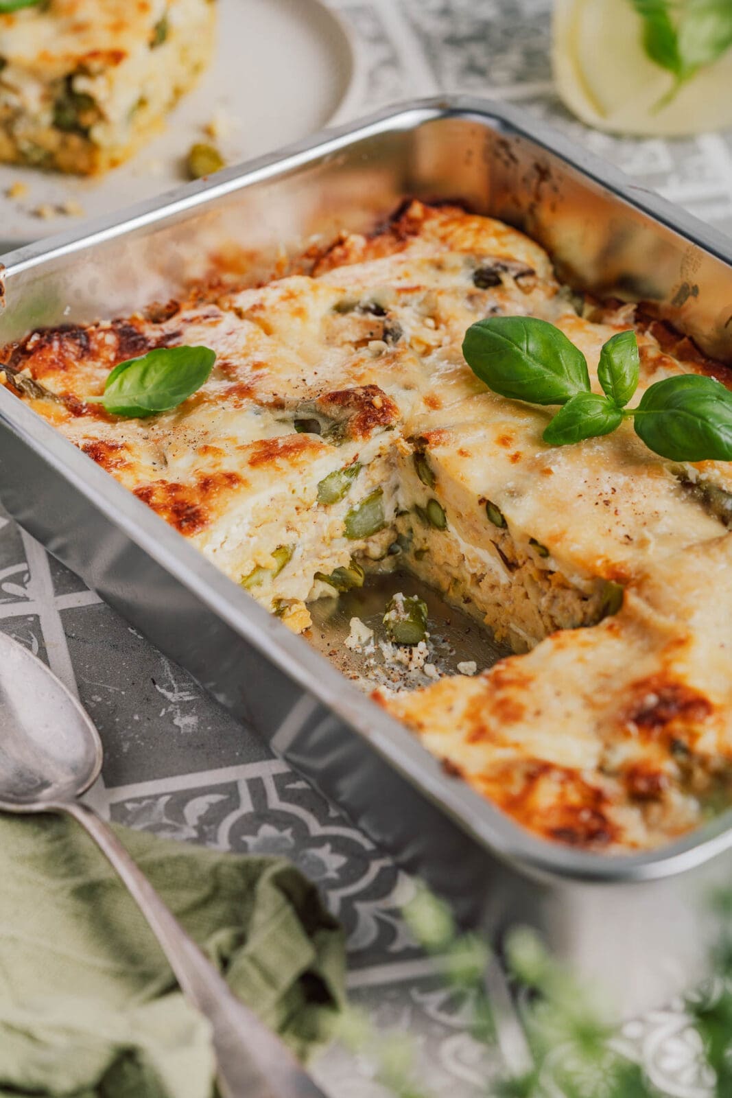 Grüne Spargel Lasagne mit Hähnchen-Bolognese 5 Entdeckt unsere Spargel Lasagne mit knackigem grünem Spargel & cremiger Hähnchen Bolognese. Ein frühlingshafter Genuss für alle Pastafans!