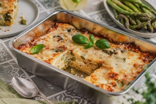 Grüne Spargel Lasagne – Rezept mit cremiger Hähnchen-Bolognese 11 Grüne Spargel Lasagne mit Hähnchen-Bolognese frisch aus dem Ofen in der Auflaufform