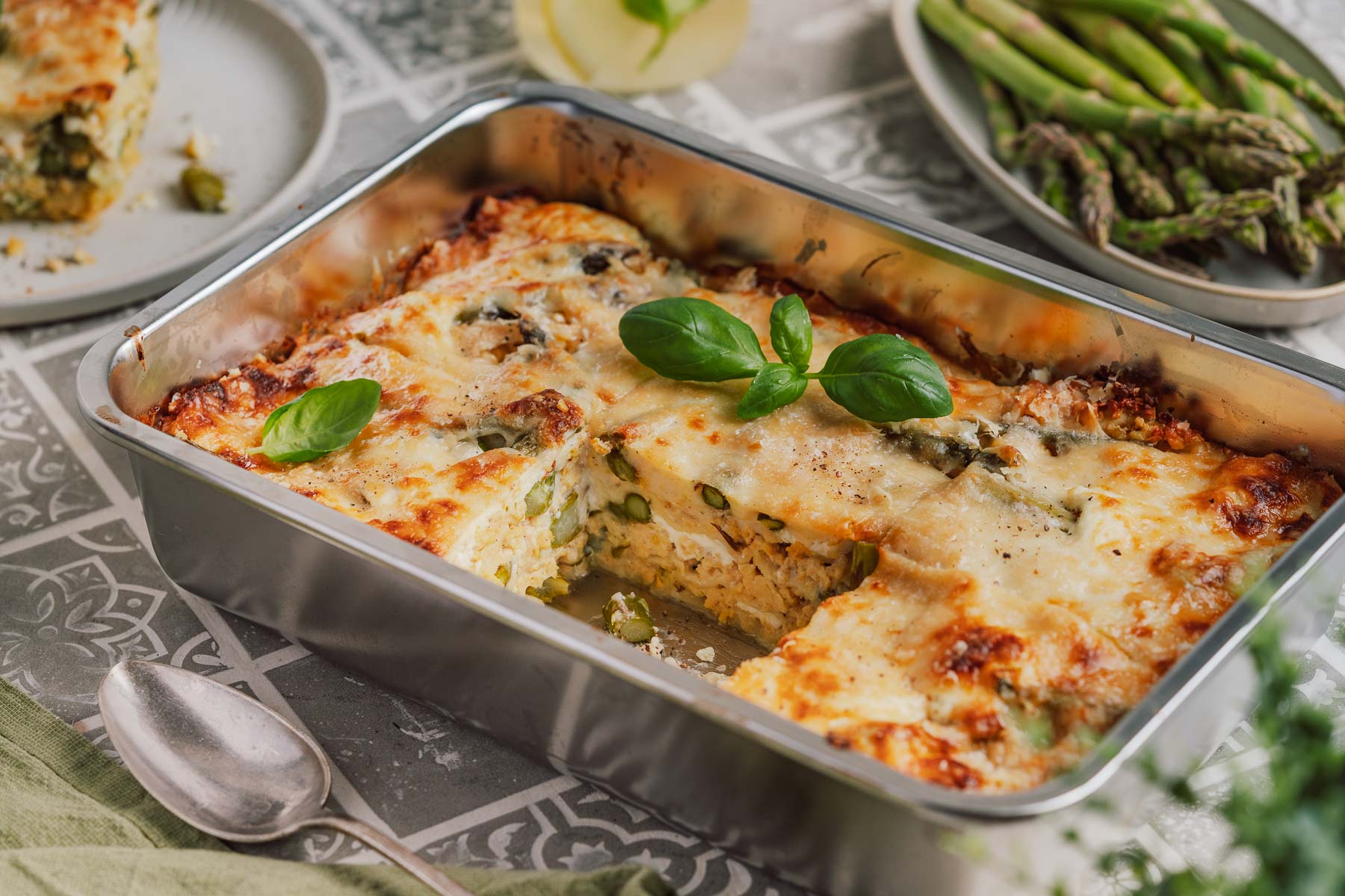 Grüne Spargel Lasagne mit Hähnchen-Bolognese frisch aus dem Ofen in der Auflaufform