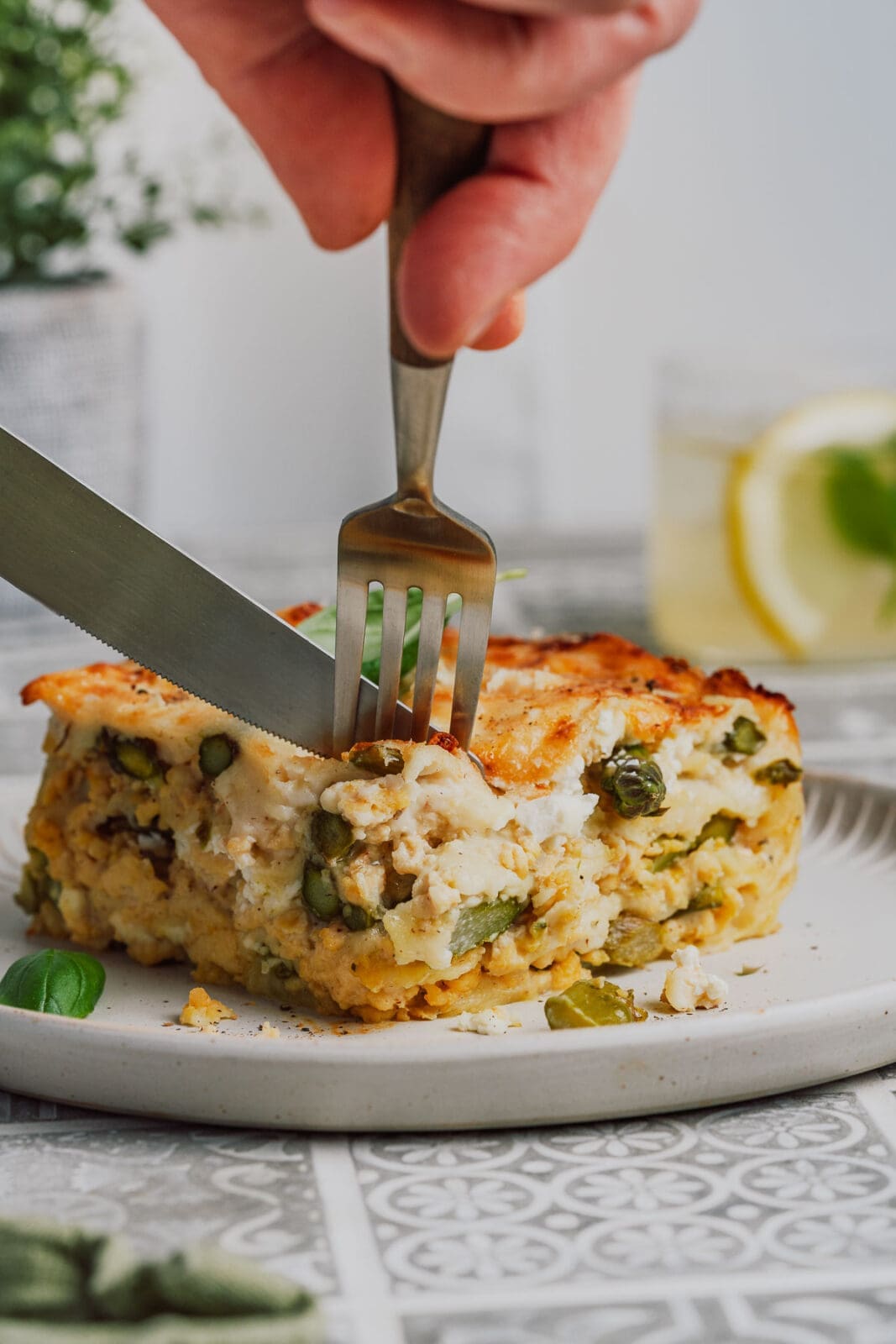 Grüne Spargel Lasagne mit Hähnchen-Bolognese 8 Entdeckt unsere Spargel Lasagne mit knackigem grünem Spargel & cremiger Hähnchen Bolognese. Ein frühlingshafter Genuss für alle Pastafans!