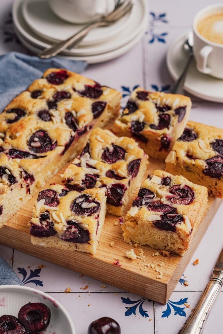 Fudgy Kirsch-Blondies mit Mandeln, in Stücke geschnitten