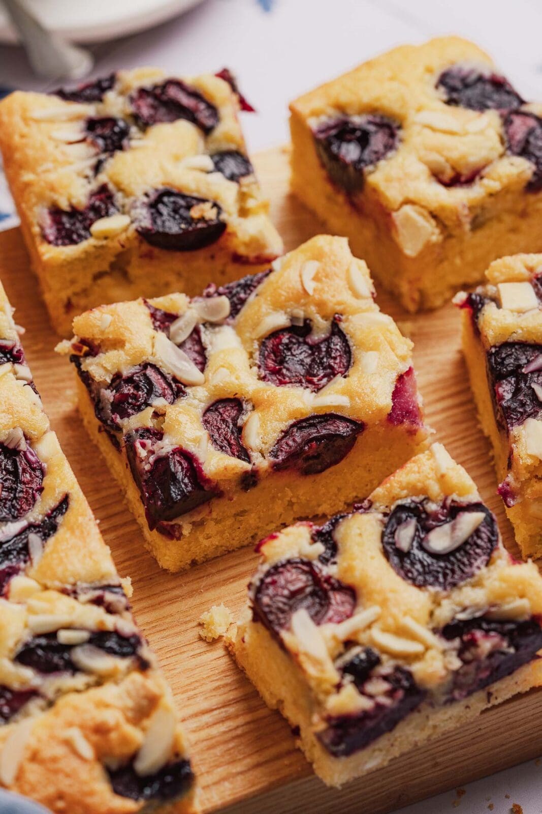 Entdeckt unser unwiderstehliches Rezept für fudgy Kirsch-Blondies mit Mandeln & weißer Schokolade. Saftig und unwiderstehlich lecker!