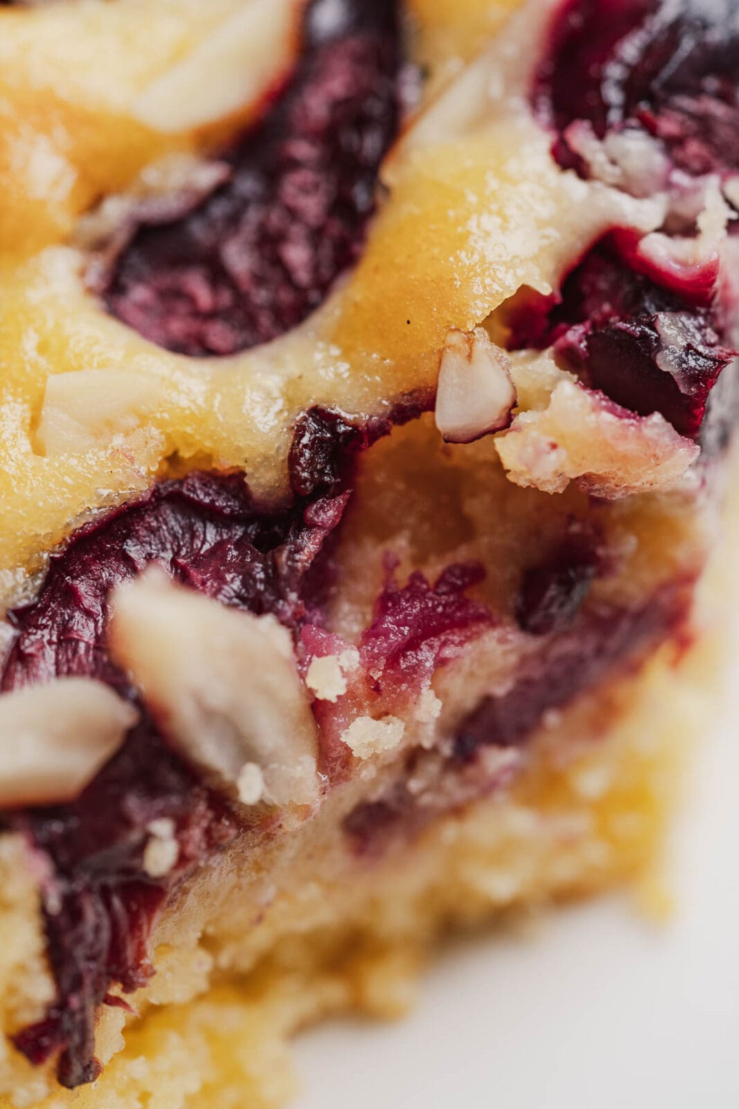Entdeckt unser unwiderstehliches Rezept für fudgy Kirsch-Blondies mit Mandeln & weißer Schokolade. Saftig und unwiderstehlich lecker!