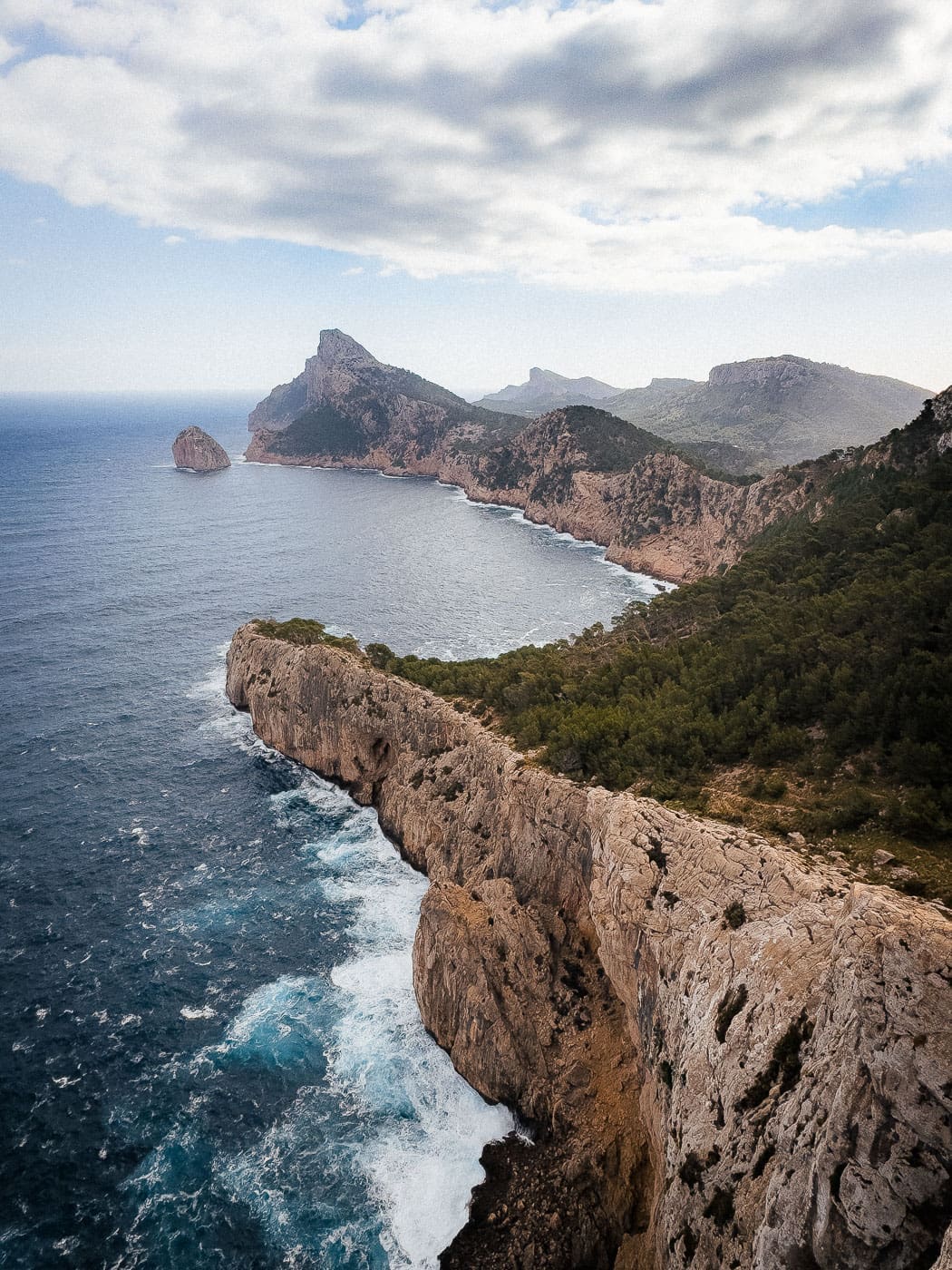 Mallorca2024 005 | Die Mallorca Nebensaison ist so viel mehr als nur Ballermann, Schinkenstraße und Party-Tourismus! Wie ist das bei euch? Habt ihr bei Mallorca auch zuerst die überfüllten Strände und lauten Bars im Kopf? Dann lasst euch von uns auf eine Reise mitnehmen, die euer Bild von der Lieblingsinsel der Deutschen komplett verändern wird. Wir waren nun schon mehrfach dort und haben bei jedem Besuch tiefere Einblicke in die echte und authentische Seite dieser fantastischen Insel bekommen. Und ganz wichtig: Wir reisen immer in der Mallorca Nebensaison!&nbsp;Das ist der Schlüssel, um die versteckten Schätze wirklich zu erleben.&nbsp; Wir zeigen euch unsere persönlichen Geheimtipps für Restaurants, charmante Orte und einzigartige Läden fernab vom Trubel. Jetzt geht's also los mit jeder Menge Genuss und vielen tollen Erlebnissen.