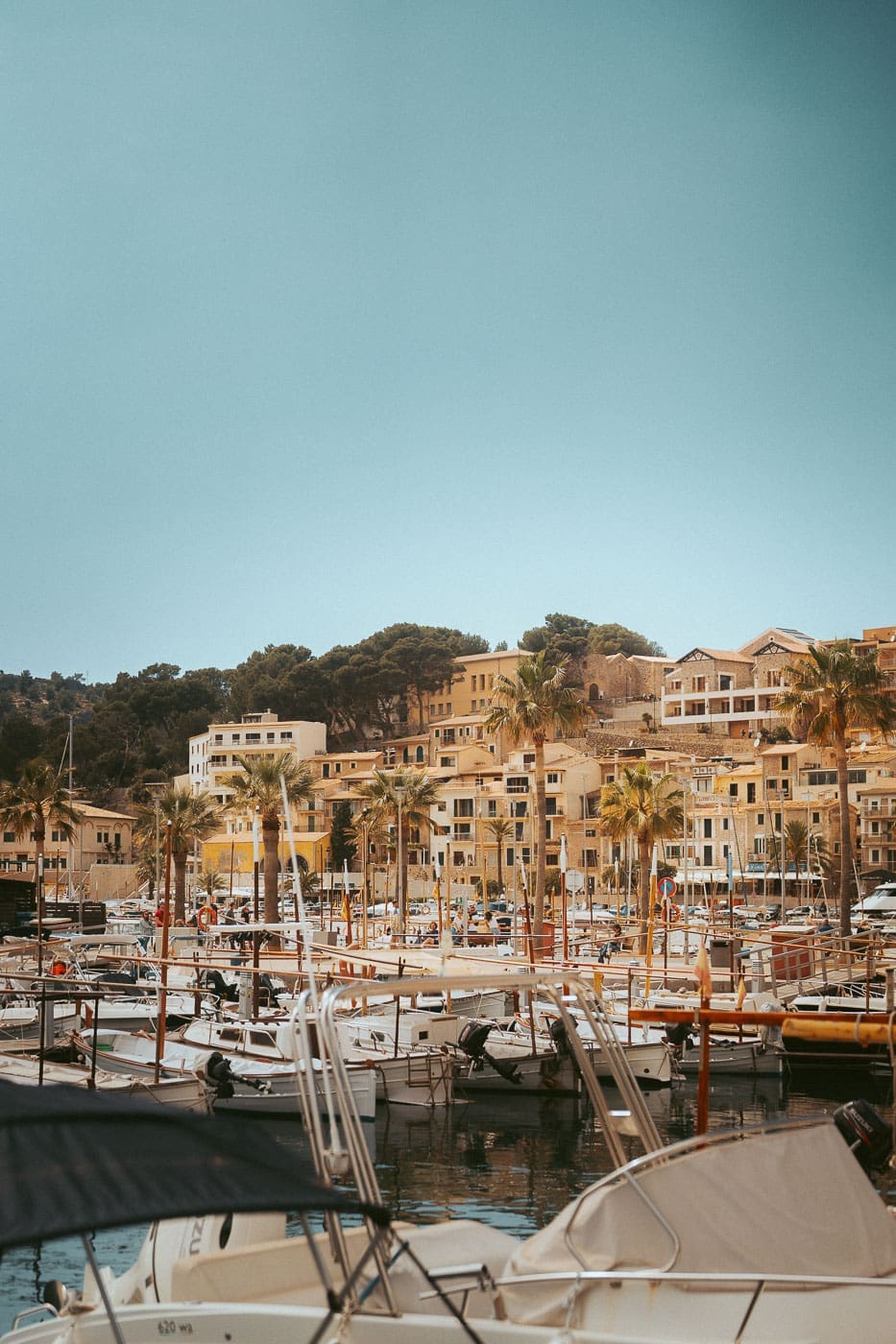 Mallorca2024 025 1 | Die Mallorca Nebensaison ist so viel mehr als nur Ballermann, Schinkenstraße und Party-Tourismus! Wie ist das bei euch? Habt ihr bei Mallorca auch zuerst die überfüllten Strände und lauten Bars im Kopf? Dann lasst euch von uns auf eine Reise mitnehmen, die euer Bild von der Lieblingsinsel der Deutschen komplett verändern wird. Wir waren nun schon mehrfach dort und haben bei jedem Besuch tiefere Einblicke in die echte und authentische Seite dieser fantastischen Insel bekommen. Und ganz wichtig: Wir reisen immer in der Mallorca Nebensaison!&nbsp;Das ist der Schlüssel, um die versteckten Schätze wirklich zu erleben.&nbsp; Wir zeigen euch unsere persönlichen Geheimtipps für Restaurants, charmante Orte und einzigartige Läden fernab vom Trubel. Jetzt geht's also los mit jeder Menge Genuss und vielen tollen Erlebnissen.