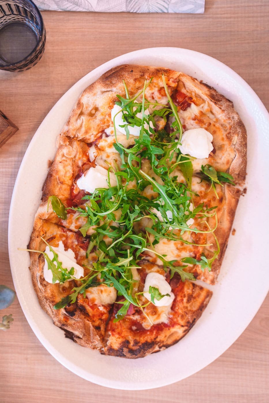 Mallorca2024 087 | Die Mallorca Nebensaison ist so viel mehr als nur Ballermann, Schinkenstraße und Party-Tourismus! Wie ist das bei euch? Habt ihr bei Mallorca auch zuerst die überfüllten Strände und lauten Bars im Kopf? Dann lasst euch von uns auf eine Reise mitnehmen, die euer Bild von der Lieblingsinsel der Deutschen komplett verändern wird. Wir waren nun schon mehrfach dort und haben bei jedem Besuch tiefere Einblicke in die echte und authentische Seite dieser fantastischen Insel bekommen. Und ganz wichtig: Wir reisen immer in der Mallorca Nebensaison!&nbsp;Das ist der Schlüssel, um die versteckten Schätze wirklich zu erleben.&nbsp; Wir zeigen euch unsere persönlichen Geheimtipps für Restaurants, charmante Orte und einzigartige Läden fernab vom Trubel. Jetzt geht's also los mit jeder Menge Genuss und vielen tollen Erlebnissen.